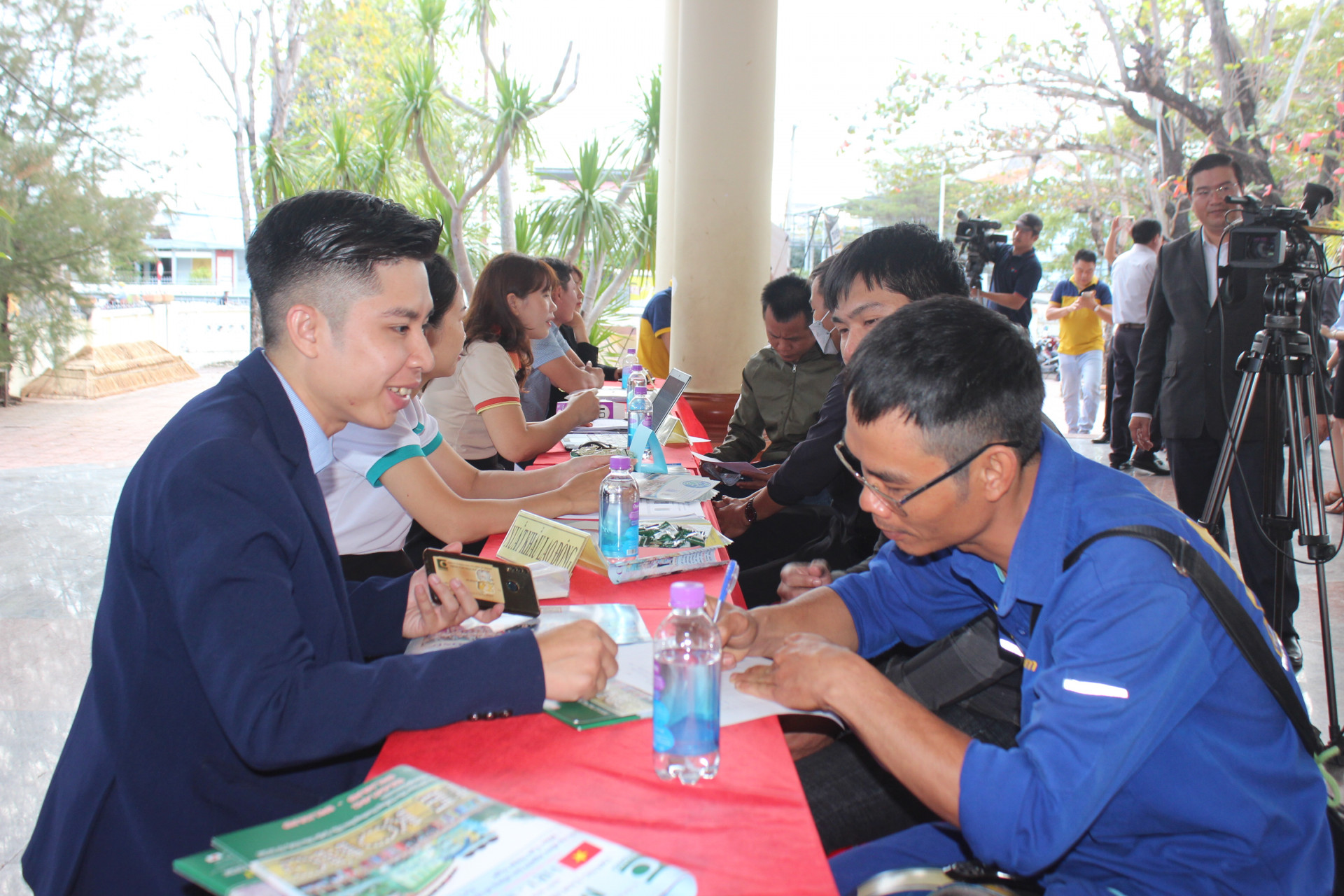 Người lao động tại thị xã Ninh Hòa đăng ký tuyển chọn đi làm việc ở nước ngoài theo hợp đồng.