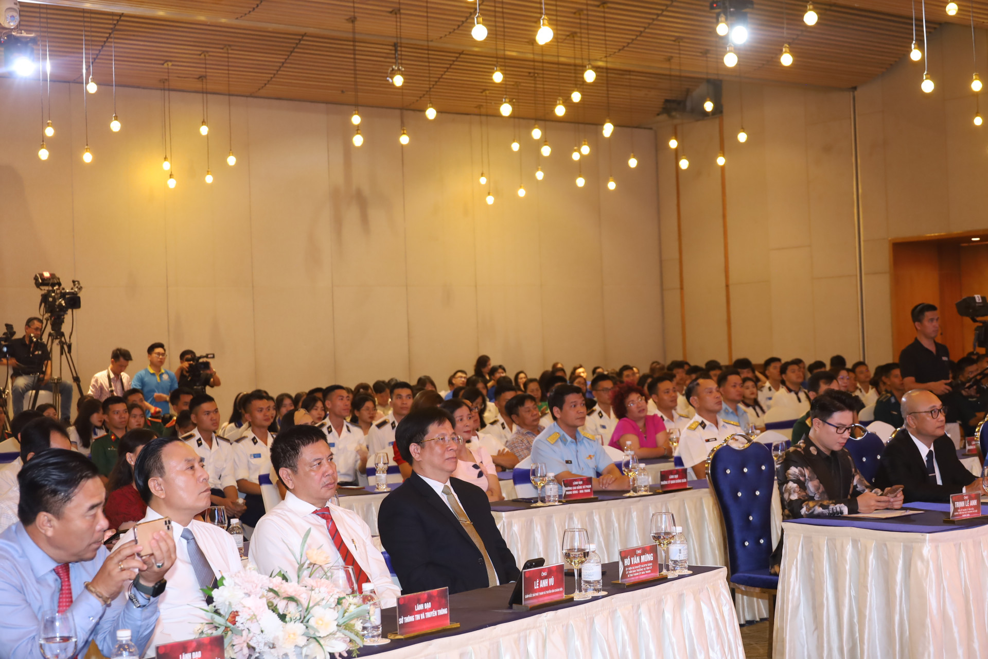 Các đại biểu đến tham dự đêm chung kết cuộc thi “Người dẫn chương trình về Nha Trang hay nhất năm 2024”.
