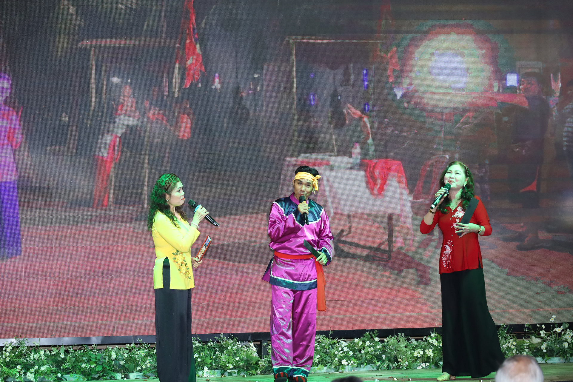 Các nghệ sĩ biểu diễn hô hát bài chòi để hỗ trợ cho phần thi của thí sinh.