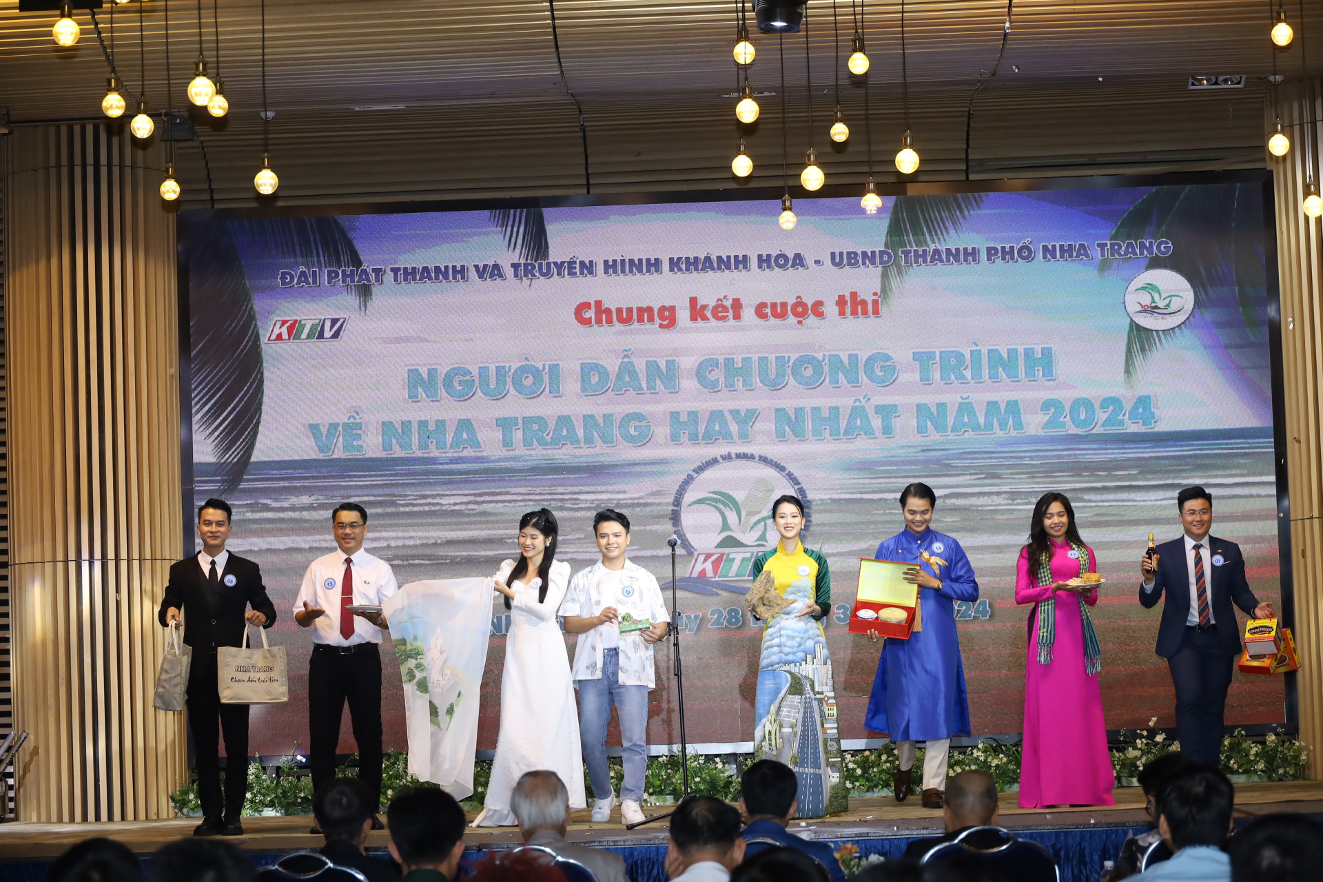 Các thí sinh trong đêm thi chung kết với phần giới thiệu sản vật đặc trưng của Nha Trang.