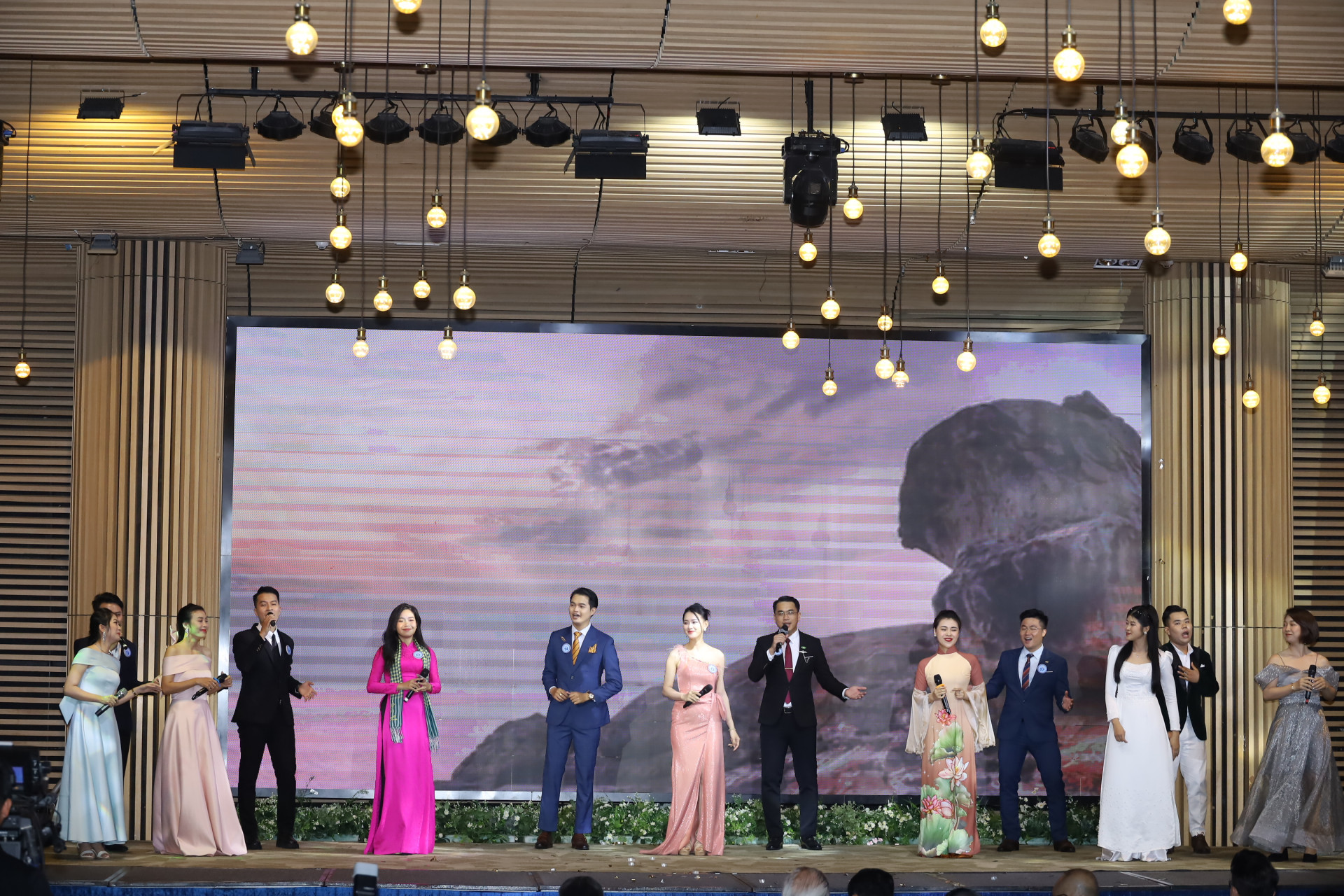 Các thí sinh tham dự cuộc thi cùng nhau thể hiện một ca khúc về TP. Nha Trang.