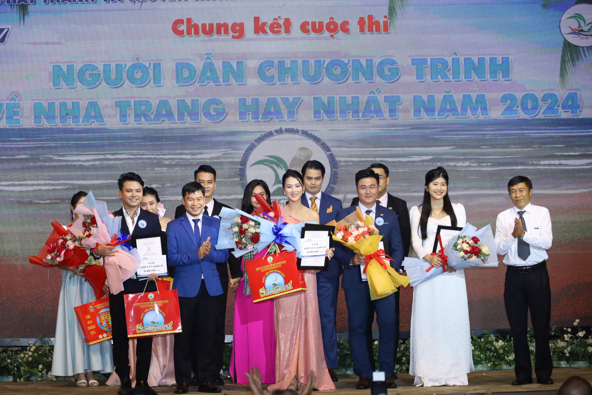 Lãnh đạo Đài Phát thanh và Truyền hình Khánh Hòa trao giải Khuyến khích cho các thí sinh.