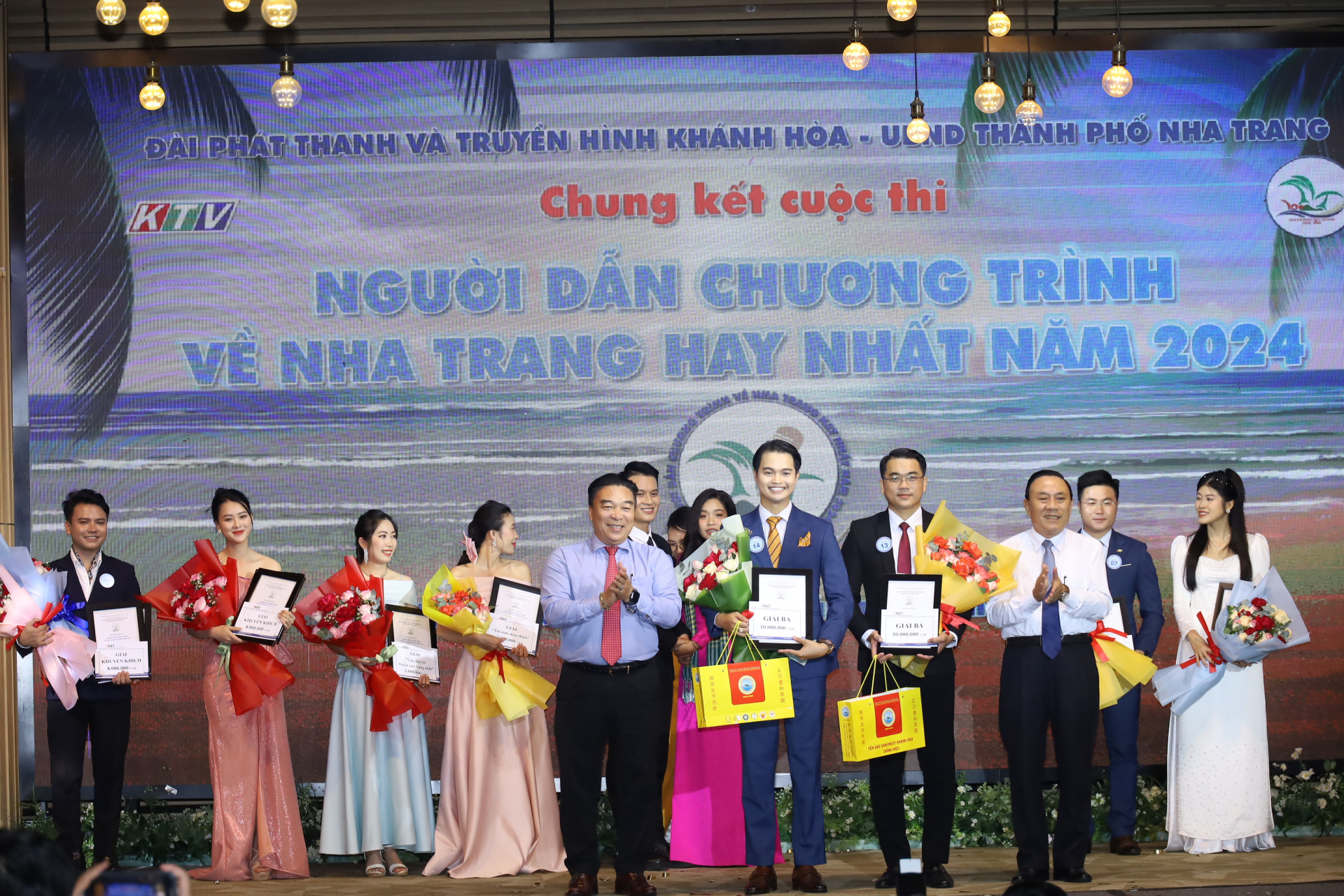 Lãnh đạo Sở Thông tin và Truyền thông, Hội Nhà báo tỉnh trao giải Ba cho các thí sinh.