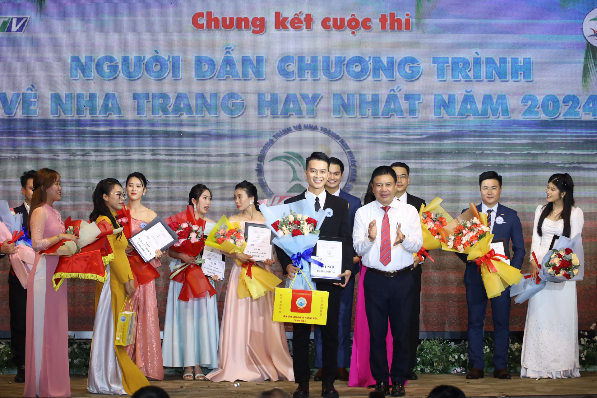 Ông Lê Anh Vũ - Giám đốc Đài Phát thanh và Truyền hình Khánh Hòa trao giải Nhì cho thí sinh Trần Văn Hùng (Đài Phát thanh và Truyền hình Bình Định).