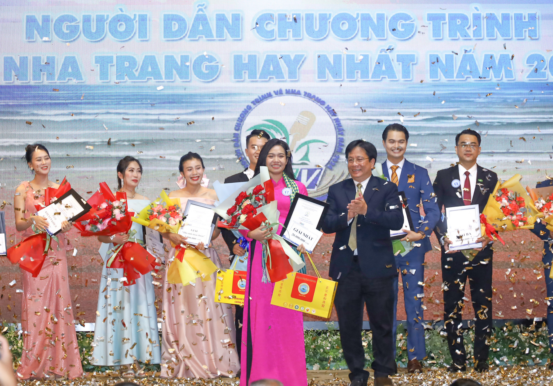Ông Hồ Văn Mừng trao giải Nhất cho thí sinh Lê Cúc Vy.