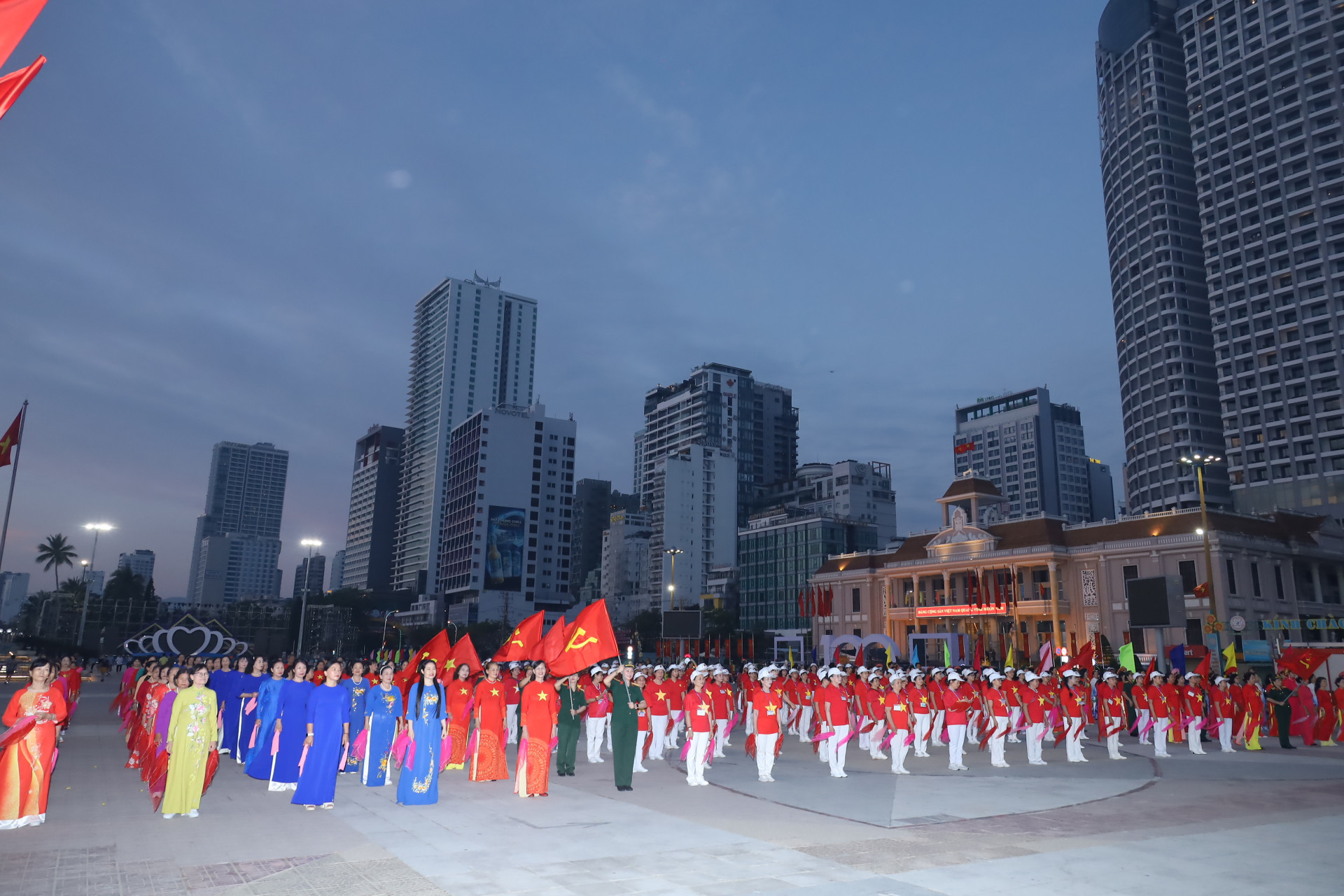 Trong trang phục áo dài và áo đồng phục mang hình cờ Tổ quốc, những hội viên tham gia chương trình đã tạo nên hình ảnh đẹp.