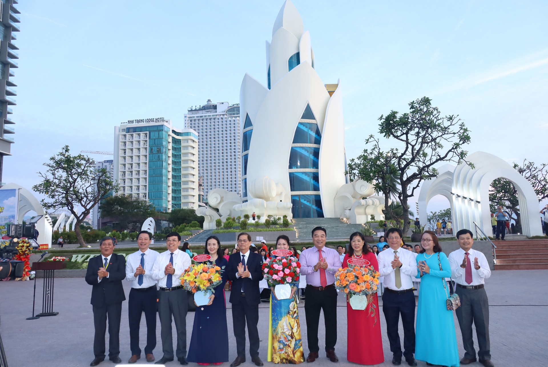 Đồng chí Nguyễn Tấn Tuân cùng lãnh đạo TP. Nha Trang tặng hoa chúc mừng lãnh đạo Hội UNESCO tỉnh.