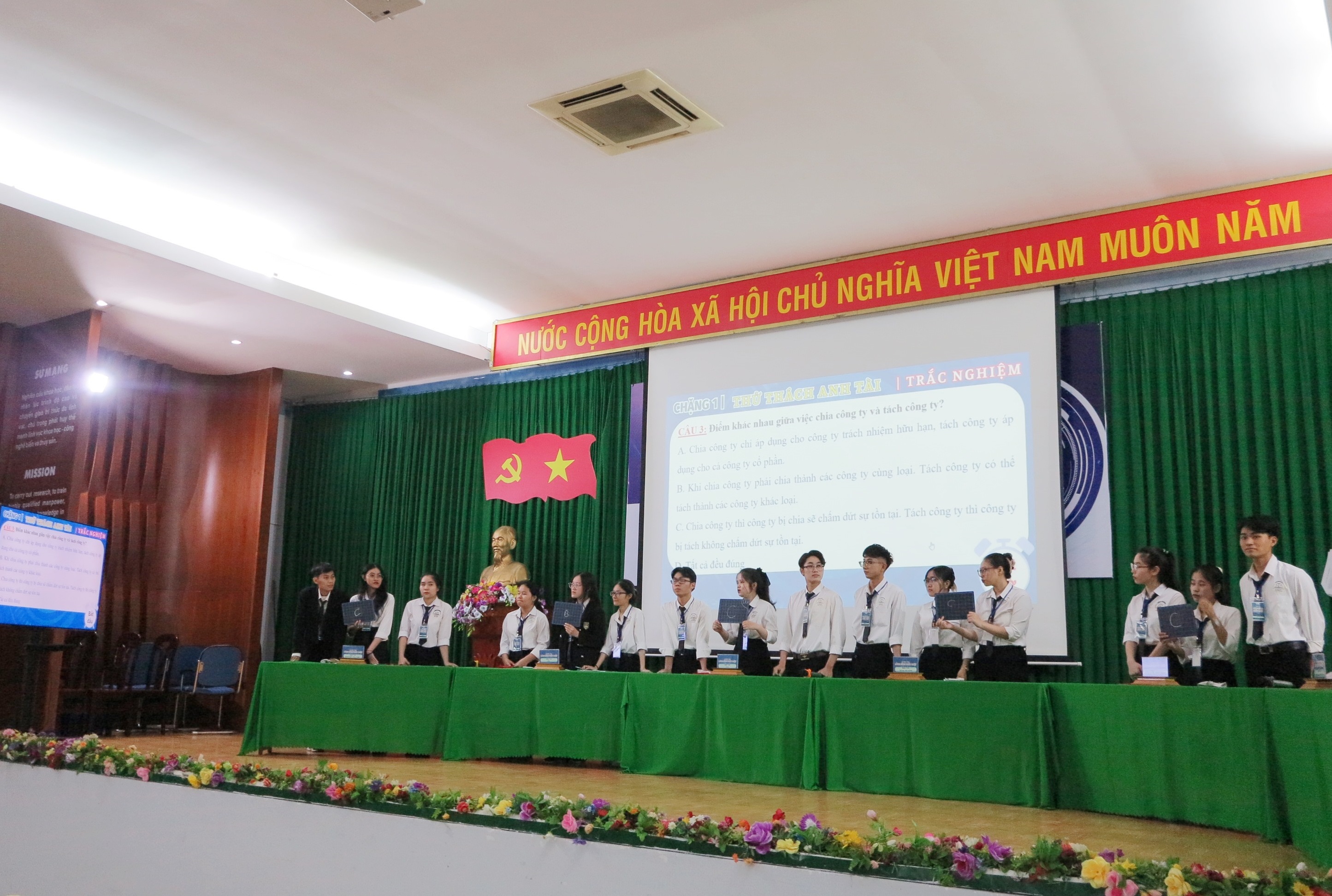 Khoa Khoa học xã hội và nhân văn Trường Đại học Nha Trang:: Tổ chức chung kết cuộc thi “Lăng kính pháp luật”