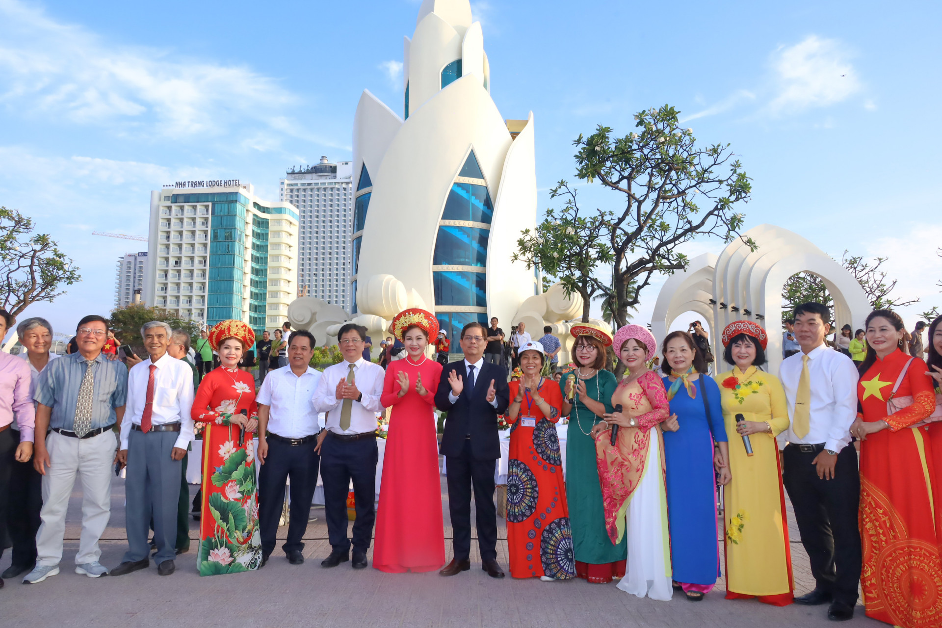 Đồng chí Nguyễn Tấn Tuân chụp hình lưu niệm với các hội viên Hội UNESCO tỉnh.