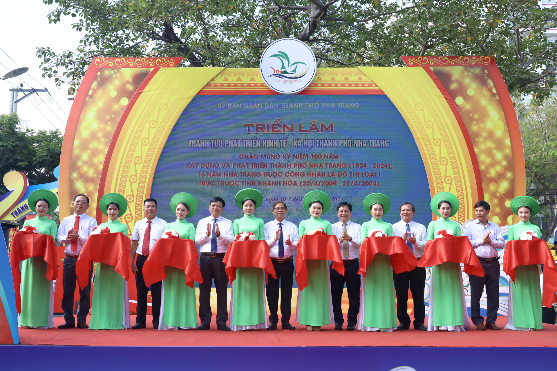 Đồng chí Nguyễn Tấn Tuân, cùng lãnh đạo TP. Nha Trang thực hiện nghi thức cắt băng khai mạc triển lãm.
