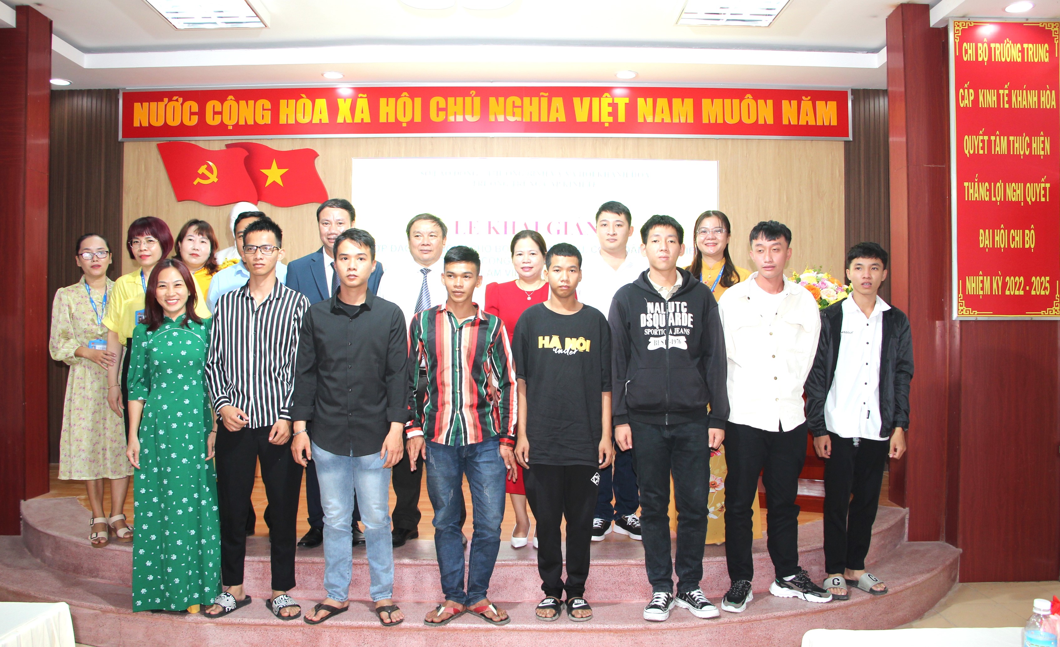 Trường Trung cấp Kinh tế Khánh Hòa:: Khai giảng lớp đào tạo nghề cho bộ đội, công an xuất ngũ, lao động trong doanh nghiệp nhỏ và vừa