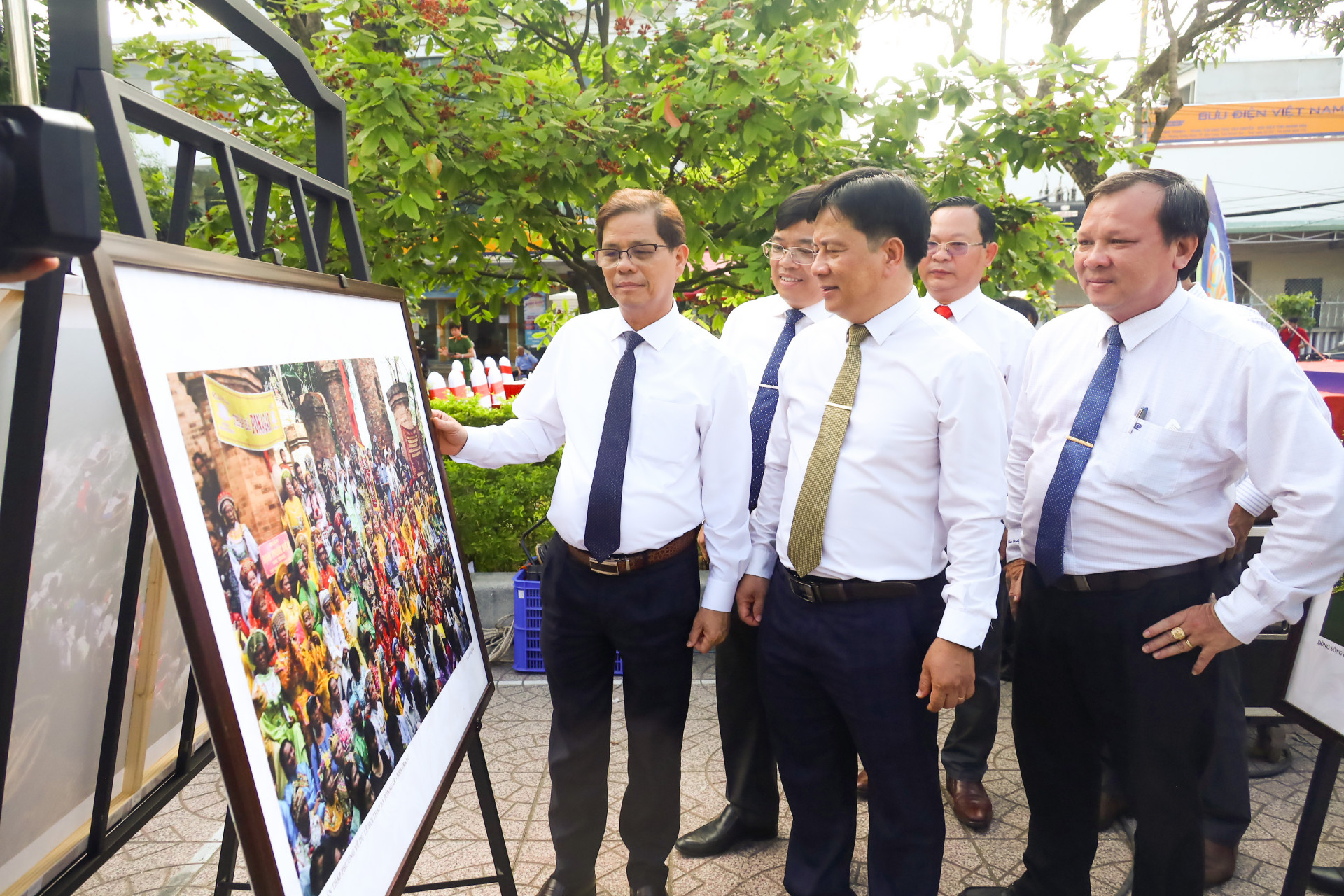 Đồng chí Nguyễn Tấn Tuân xem tác phẩm nhiếp ảnh được giới thiệu tại triển lãm.