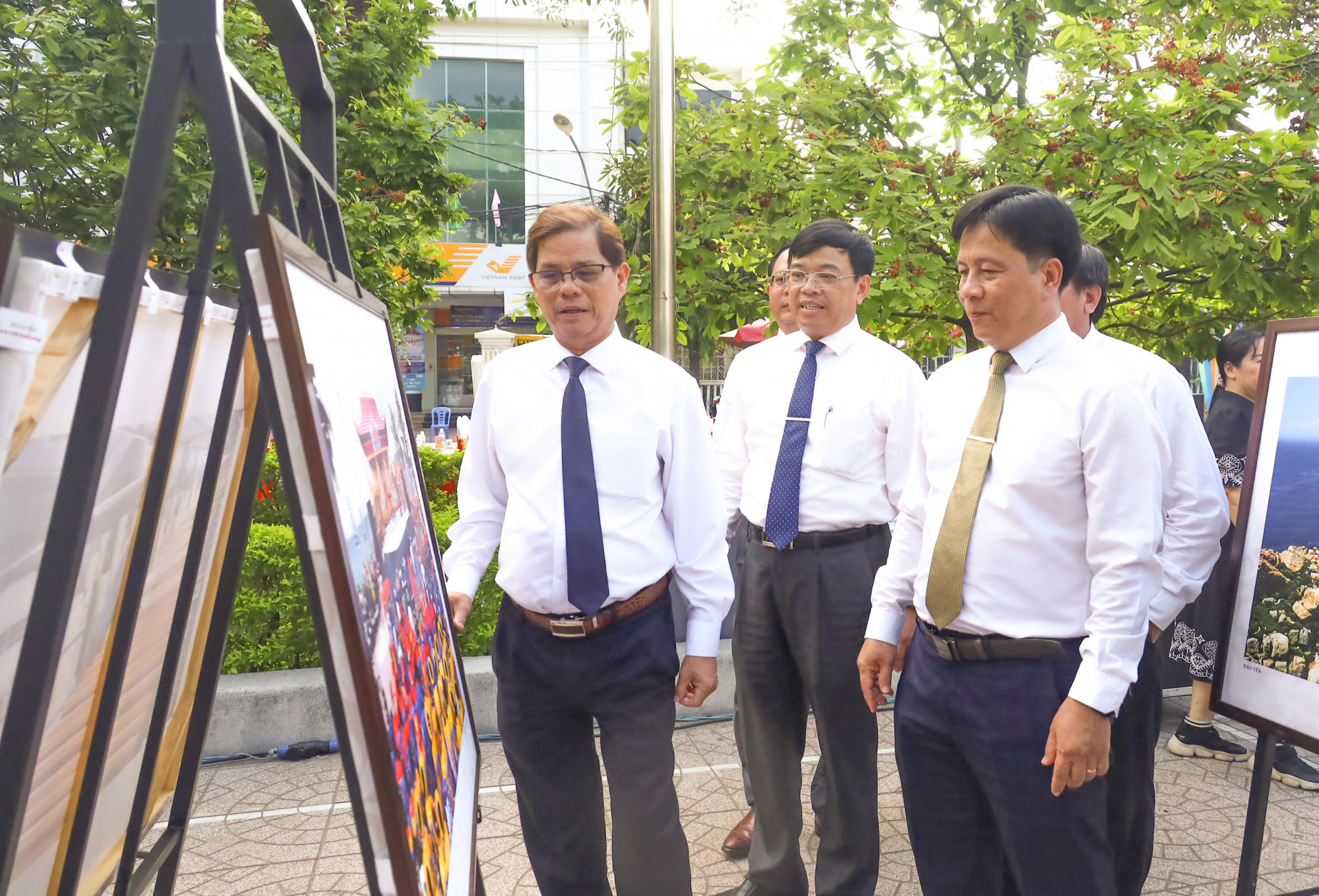 Đồng chí Nguyễn Tấn Tuân - Phó Bí thư Tỉnh ủy, Chủ tịch UBND tỉnh cùng lãnh đạo TP. Nha Trang xem tác phẩm nhiếp ảnh được giới thiệu tại triển lãm.