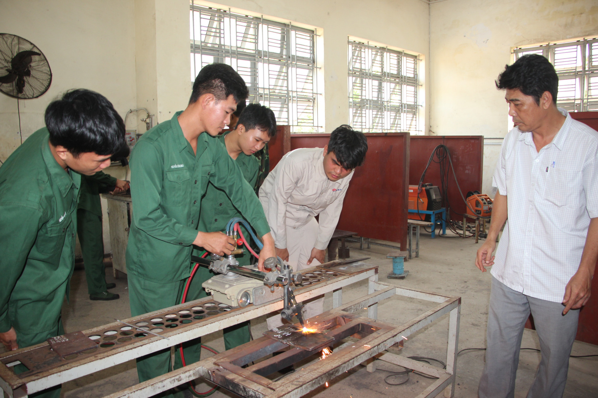 Thanh niên hoàn thành nghĩa vụ quân sự tham gia học nghề hàn công nghệ cao tại Trường Trung cấp Nghề Ninh Hòa.