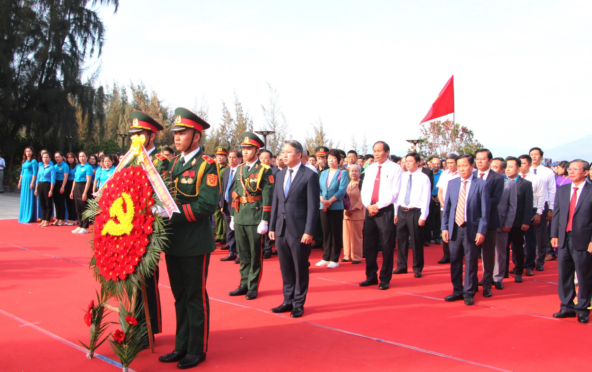 Đồng chí Nguyễn Hải Ninh dẫn đầu đoàn đại biểu Tỉnh ủy vào dâng hương, dâng hoa tượng niệm các anh hùng, liệt sĩ.