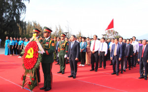 Dâng hương, dâng hoa tại Khu tưởng niệm chiến sĩ Gạc Ma