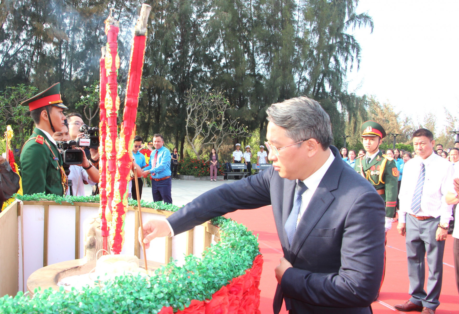 Đồng chí Nguyễn Hải Ninh dâng hương tưởng niệm các anh hùng, liệt sĩ.