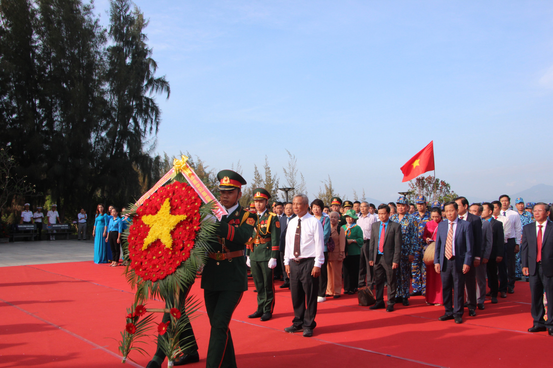 Ông Đặng Ngọc Tùng cùng các cán bộ Tổng Liên đoàn Lao động Việt Nam qua các thời kỳ vào viếng các anh hùng, liệt sĩ.