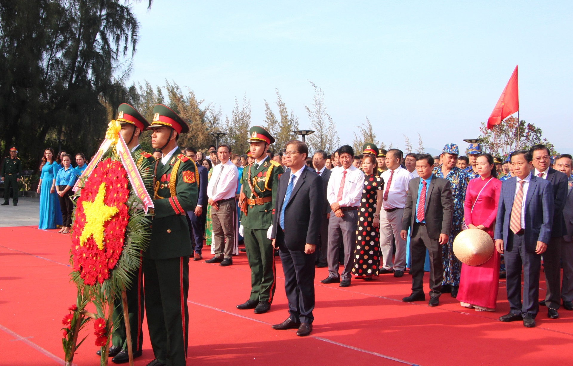 Đồng chí Nguyễn Tấn Tuân dẫn đầu đoàn đại biểu UBND tỉnh vào viếng các anh hùng, liệt sĩ.