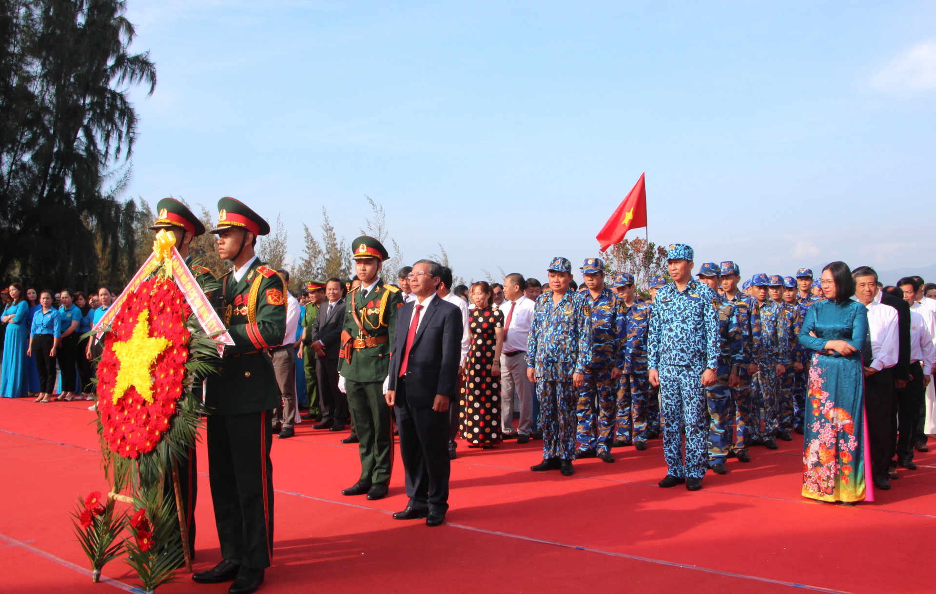 Đồng chí Trần Ngọc Thanh dân đầu đoàn đại biểu UBMTTQ Việt Nam tỉnh vào viếng các anh hùng, liệt sĩ.