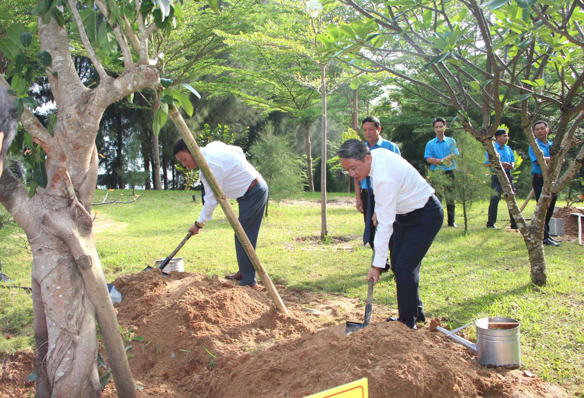 Đồng chí Nguyễn Hải Ninh trồng cây trong khuôn viên Khu tưởng niệm chiến sĩ Gạc Ma.