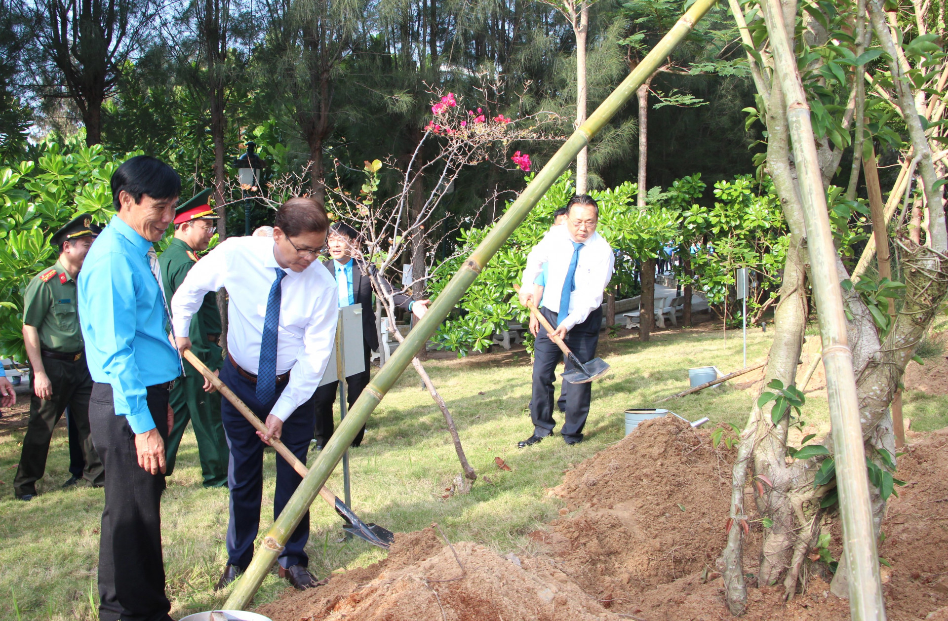 Đồng chí Nguyễn Tấn Tuân trồng cây trong khuôn viên Khu tưởng niệm chiến sĩ Gạc Ma.