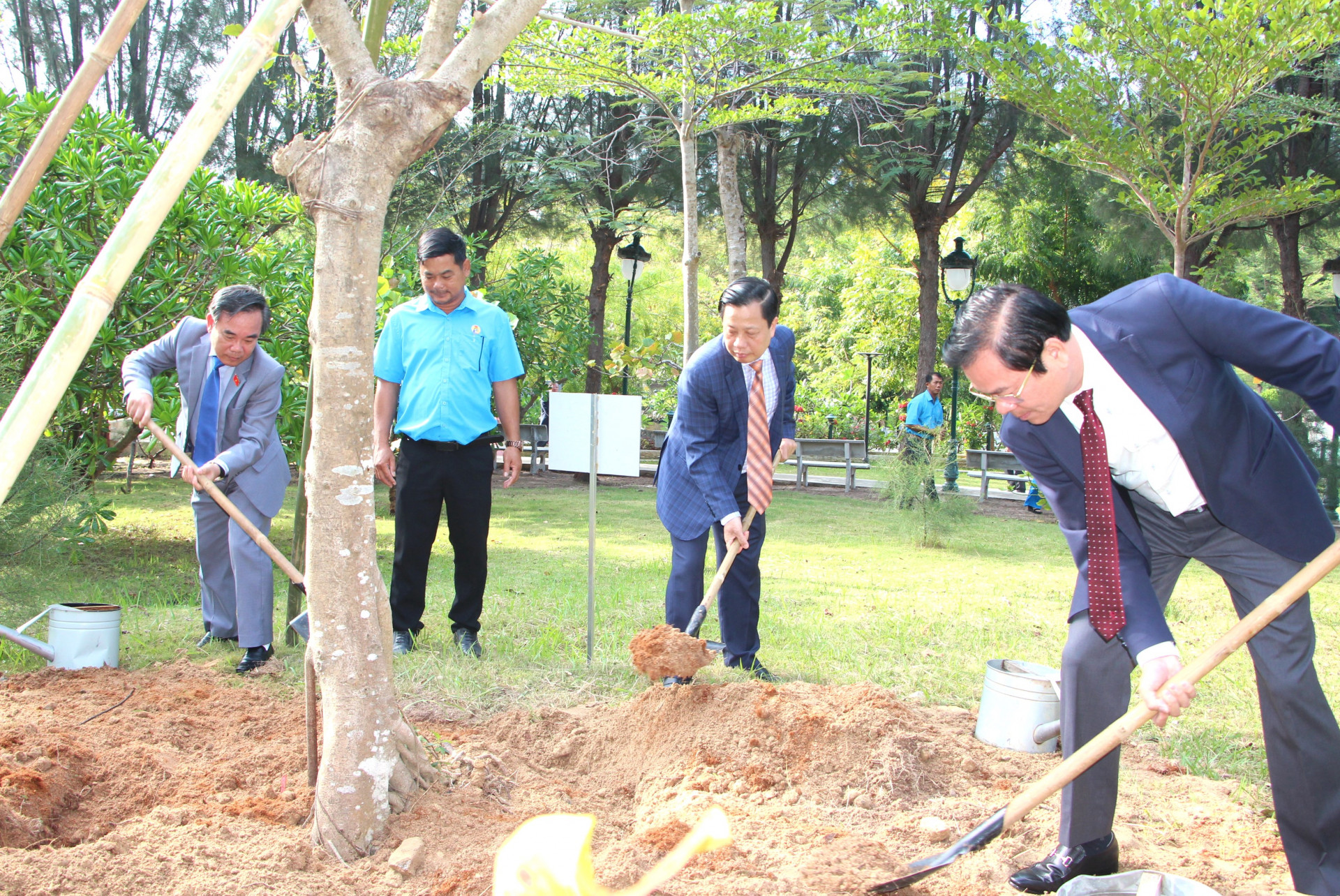 Đồng chí Hà Quốc Trị và Trần Mạnh Dũng trồng cây lưu niệm tại Khu tưởng niệm chiến sĩ Gạc Ma.