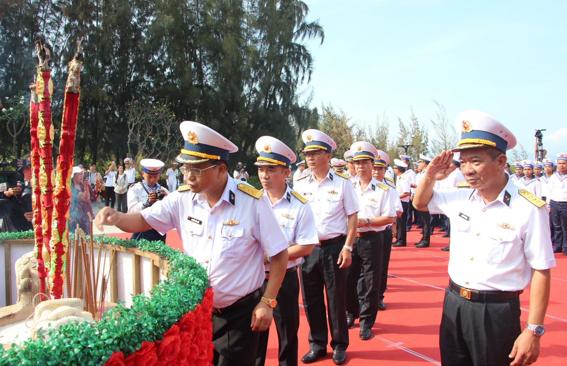 Các bộ, chiến sĩ Bộ Tư lệnh Vùng 4 Hải quân dâng hương tưởng nhớ các anh hùng, liệt sĩ.