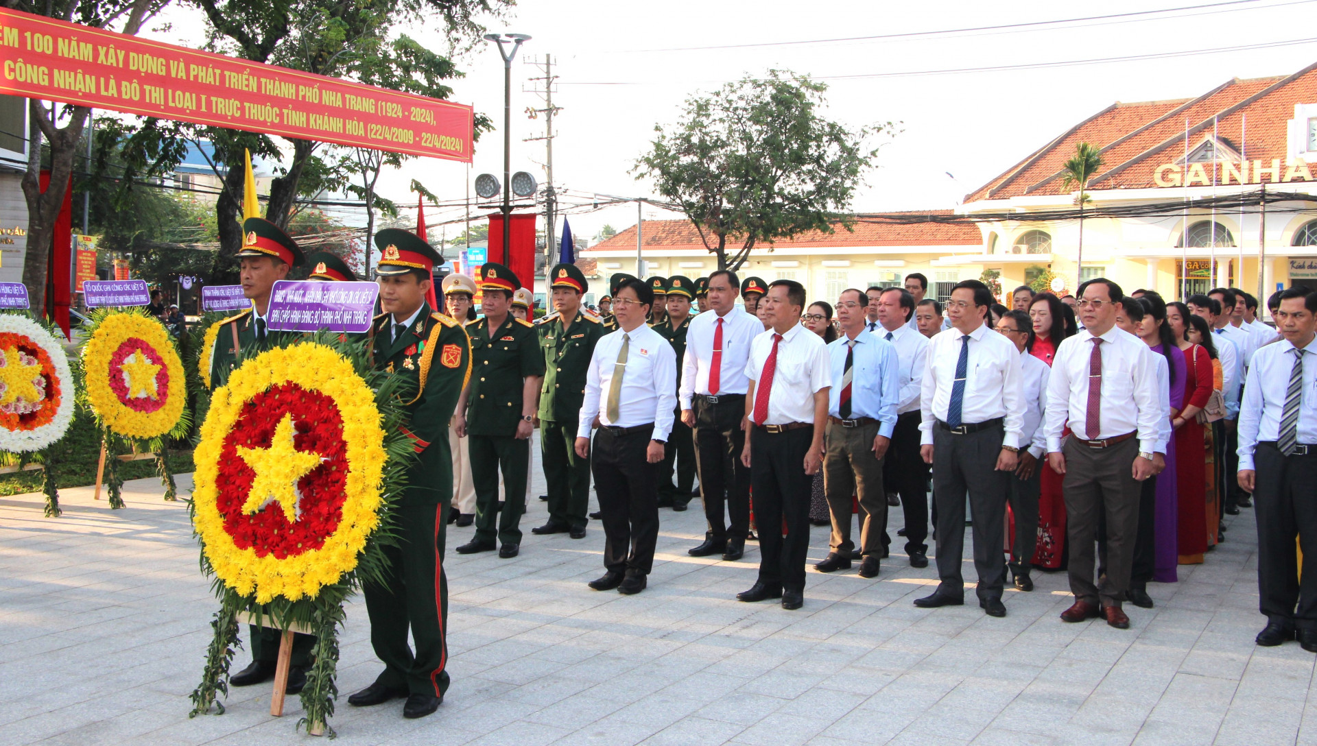 Đoàn đại biểu Thành ủy, HĐND, UBND, UBMTTQ Việt Nam TP. Nha Trang dâng hoa tưởng niệm tại tượng đài 23-10.