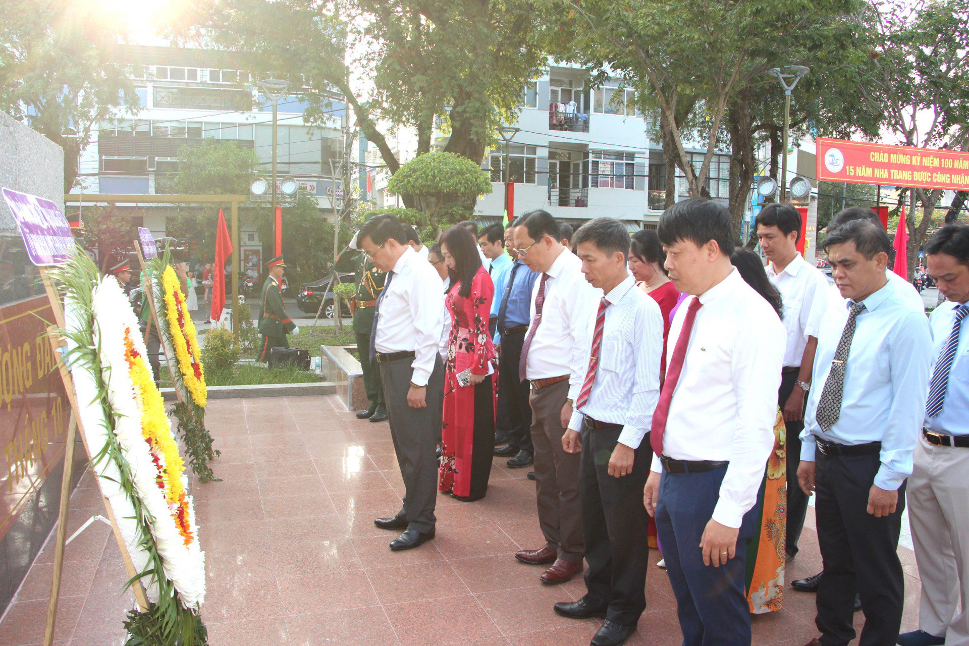 Đoàn đại biểu UBND TP. Nha Trang dành phút mặc niệm tri ân công ơn các anh hường, liệt sĩ.
