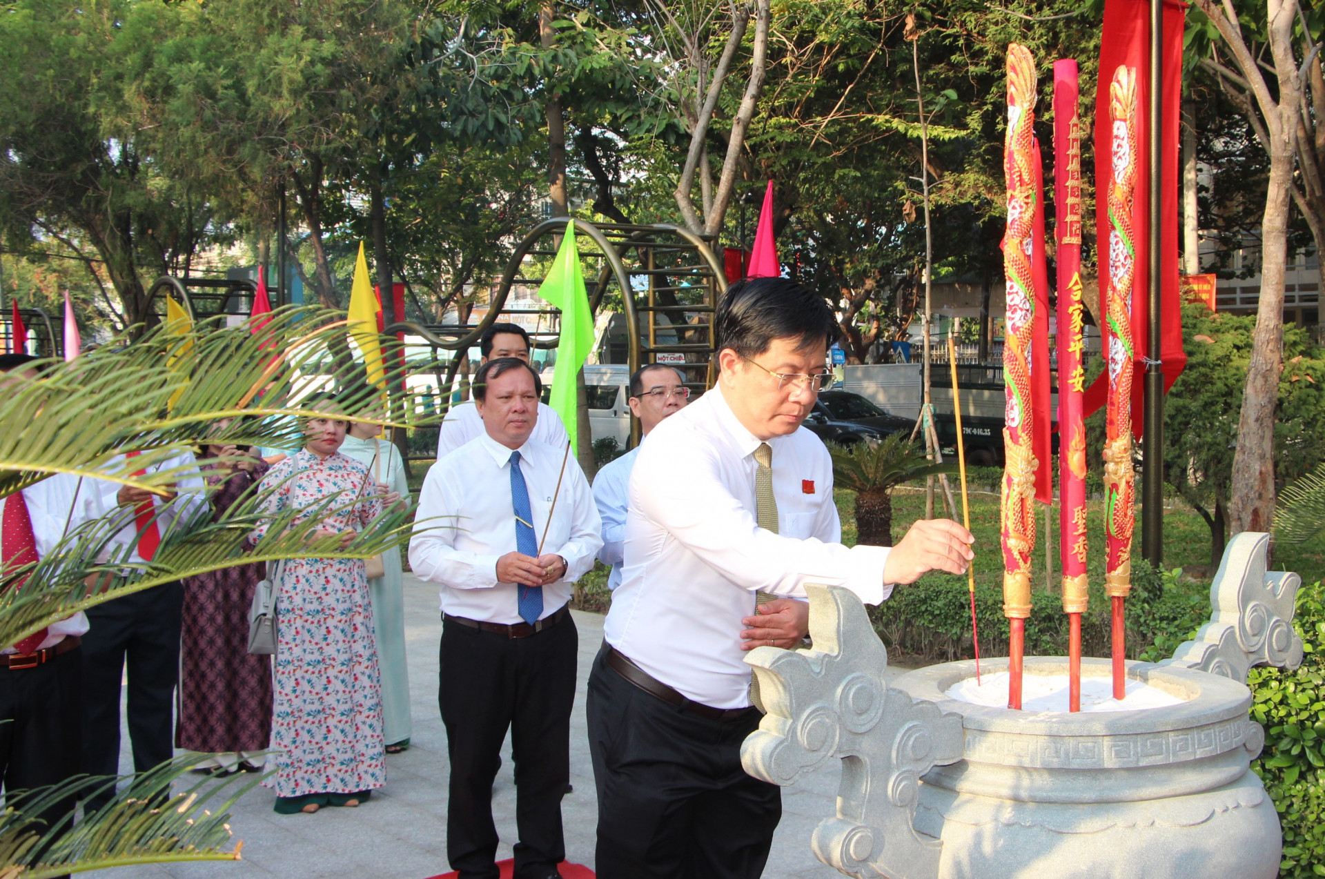 Đồng chí Hồ Văn Mừng và đoàn đại biểu TP. Nha Trang dâng hương tại Công viên 23-10.