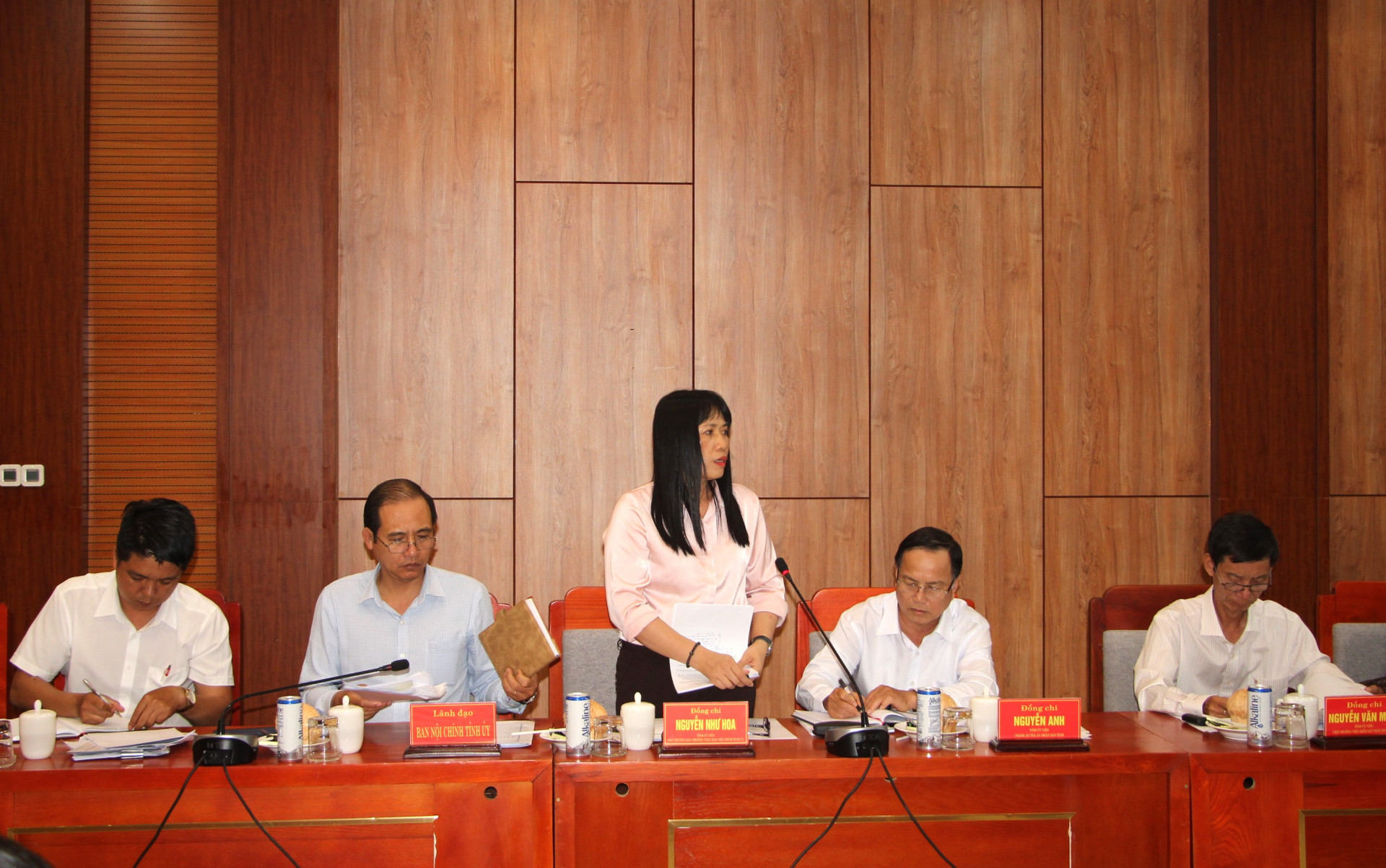 Đồng chí Nguyễn Như Hoa - Phó Trưởng ban Thường trực Ban Nội chính Tỉnh ủy báo cáo.