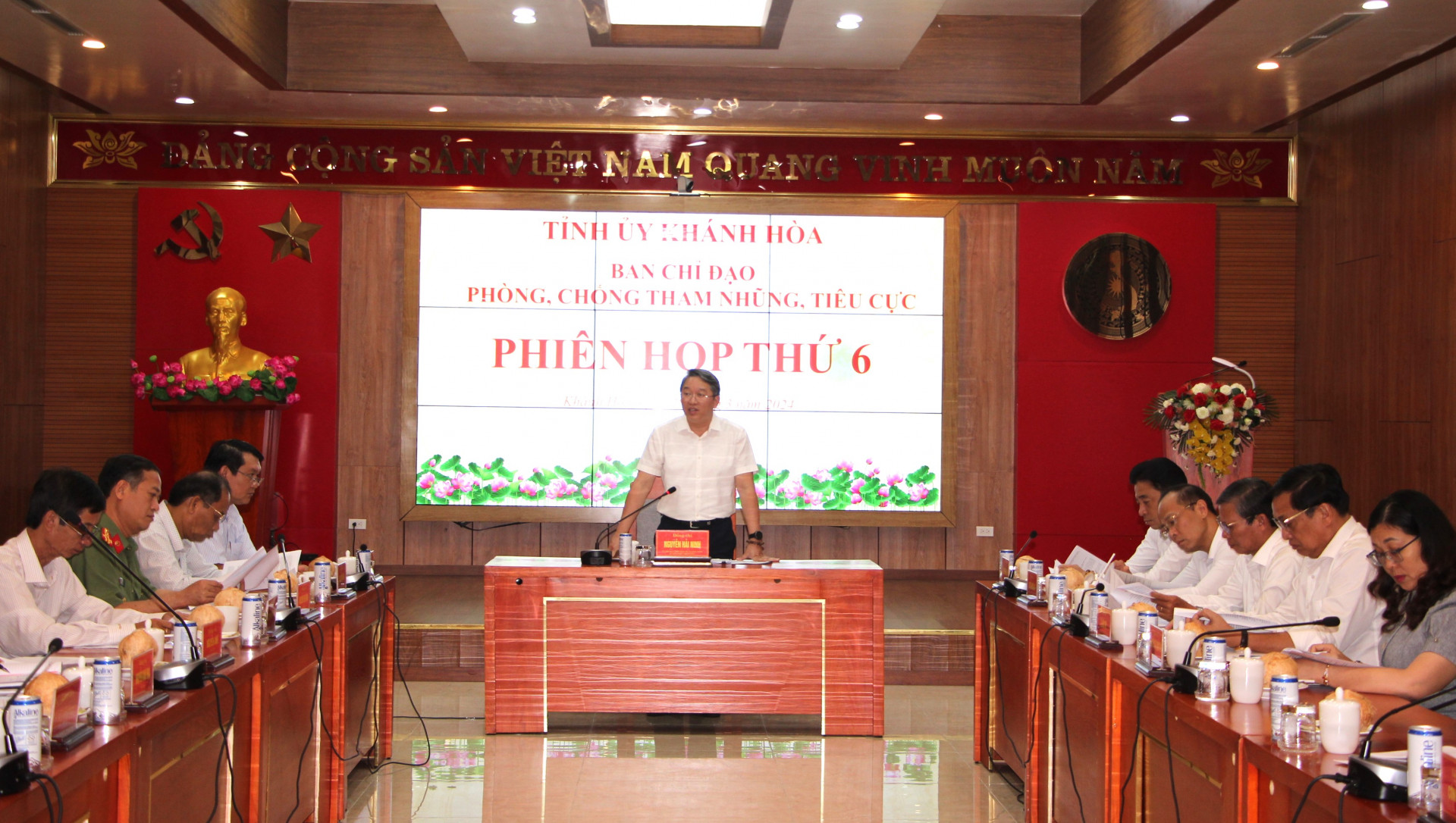 Đồng chí Nguyễn Hải Ninh phát biểu tại phiên hợp.