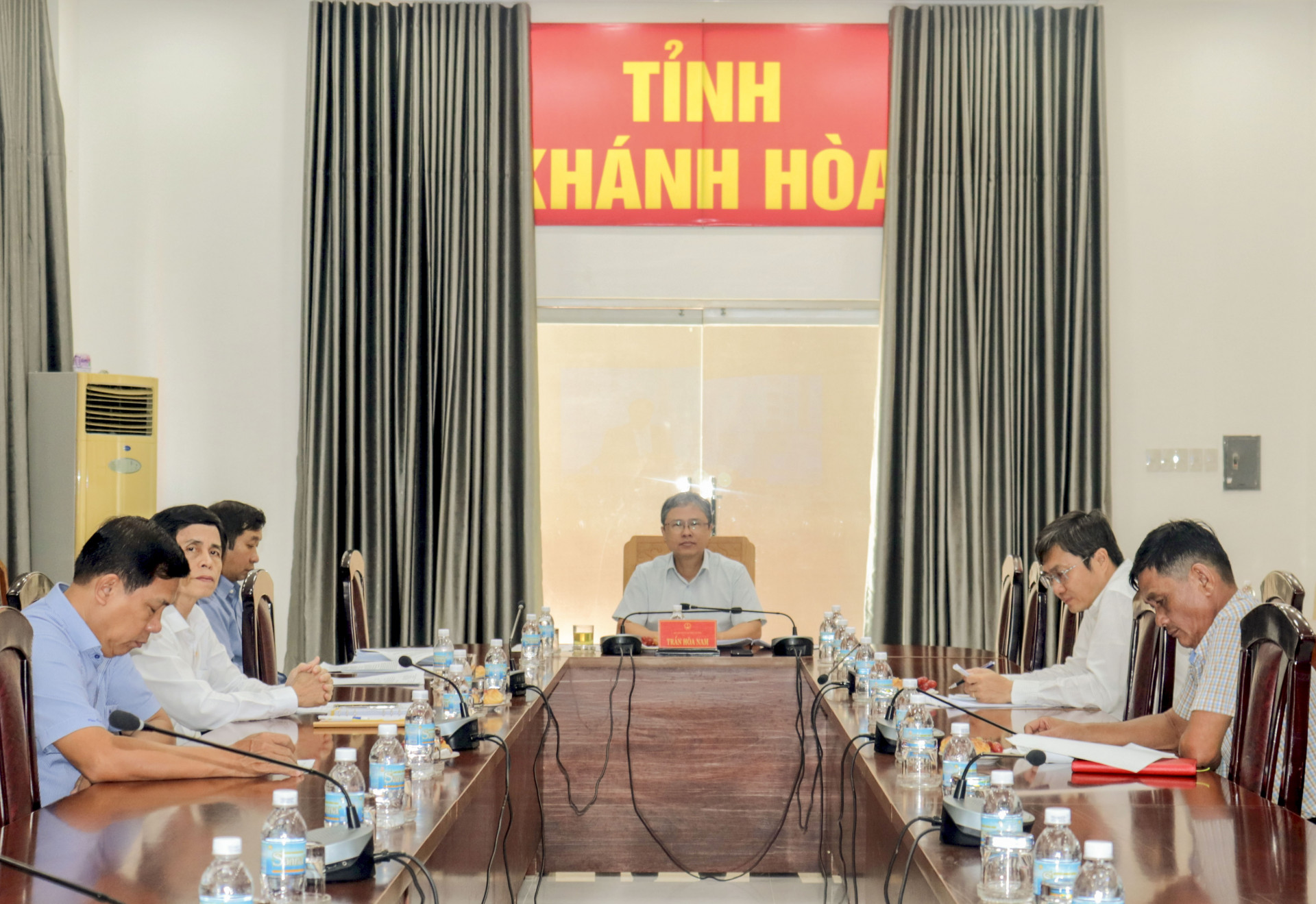 Ông Trần Hòa Nam - Phó Chủ tịch UBND tỉnh chủ trì hội nghị tại điểm cầu Khánh Hòa.