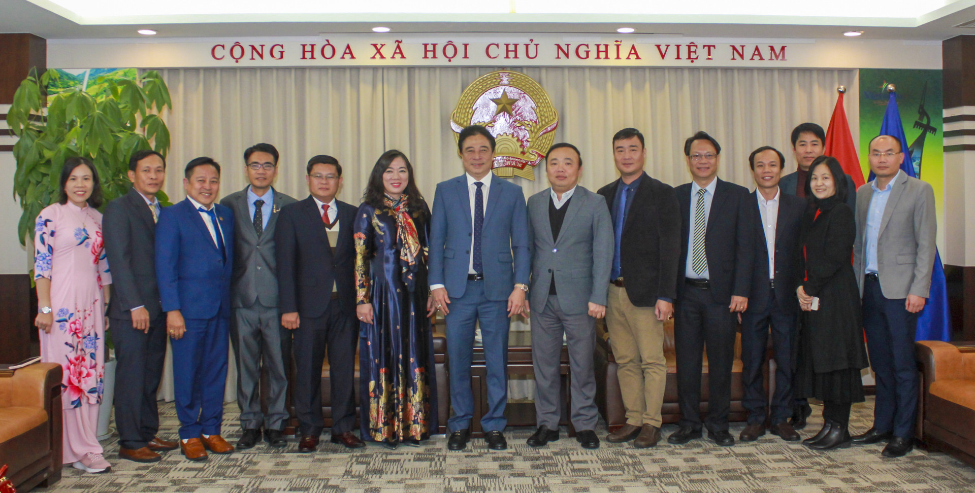 Đoàn công tác của tỉnh Khánh Hòa chụp hình lưu niệm với lãnh đạo và cán bộ Tổng Lãnh sự quán Việt Nam tại Thượng Hải.