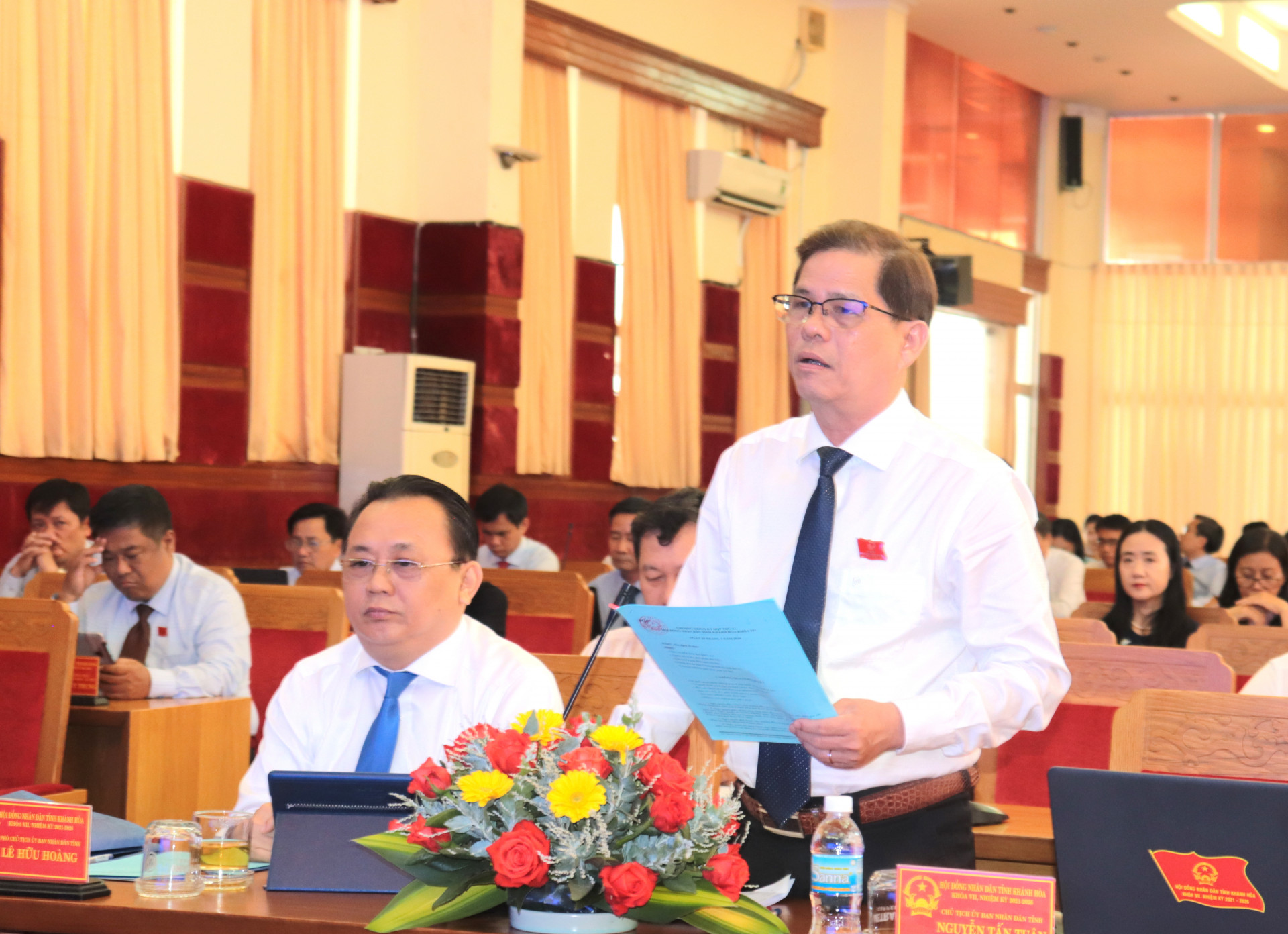 Đồng chí Nguyễn Tấn Tuân tham gia phát biểu thảo luận ý kiến về điều chỉnh chủ trương đầu tư Chương trình mục tiêu quốc gia xây dựng nông thôn mới tỉnh giai đoạn 2021-2025