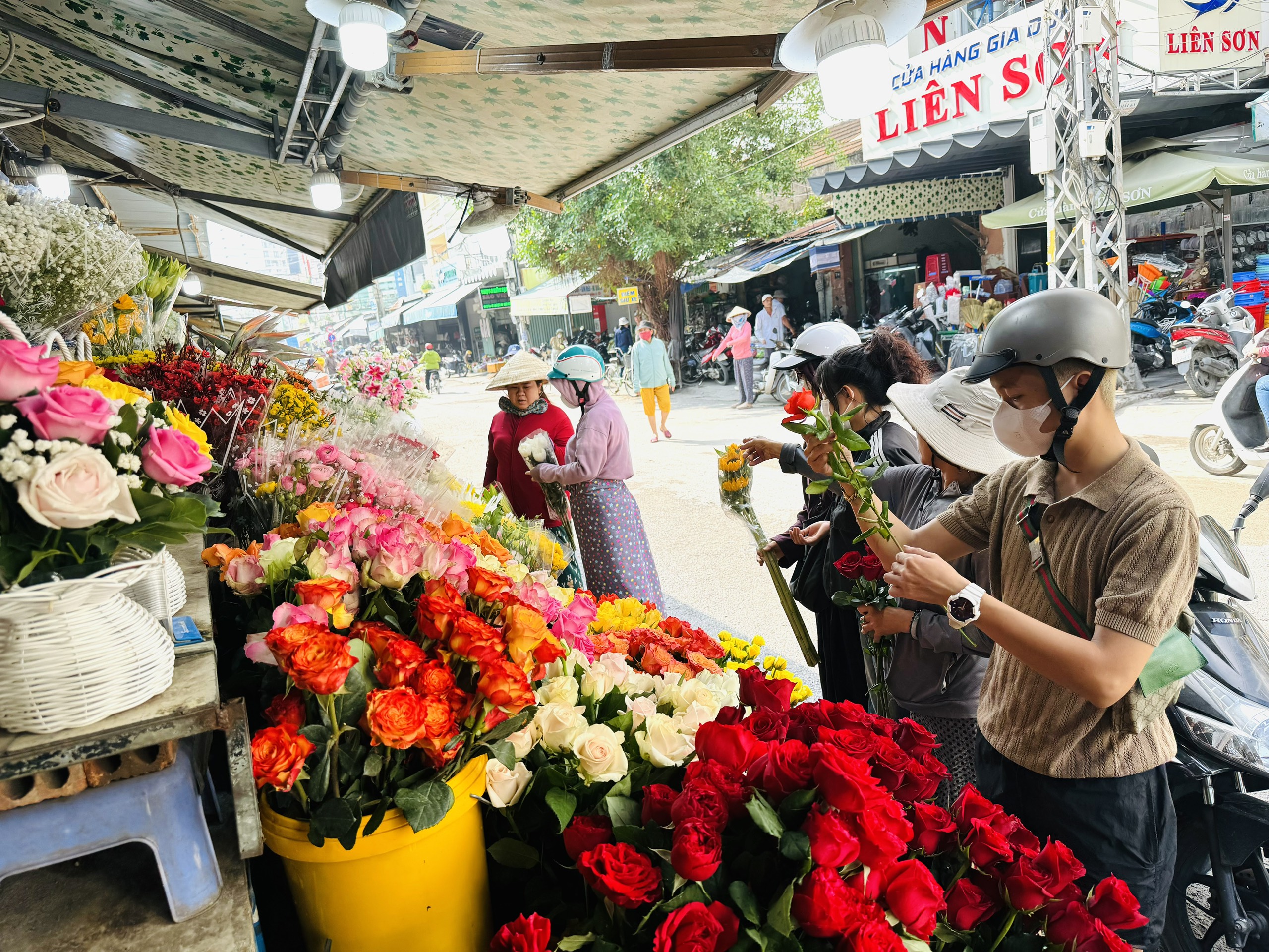 Khách hàng chọn mua hoa tặng ngày 8-3 tại một cửa hàng trên đường Võ Trứ, TP. Nha Trang.
