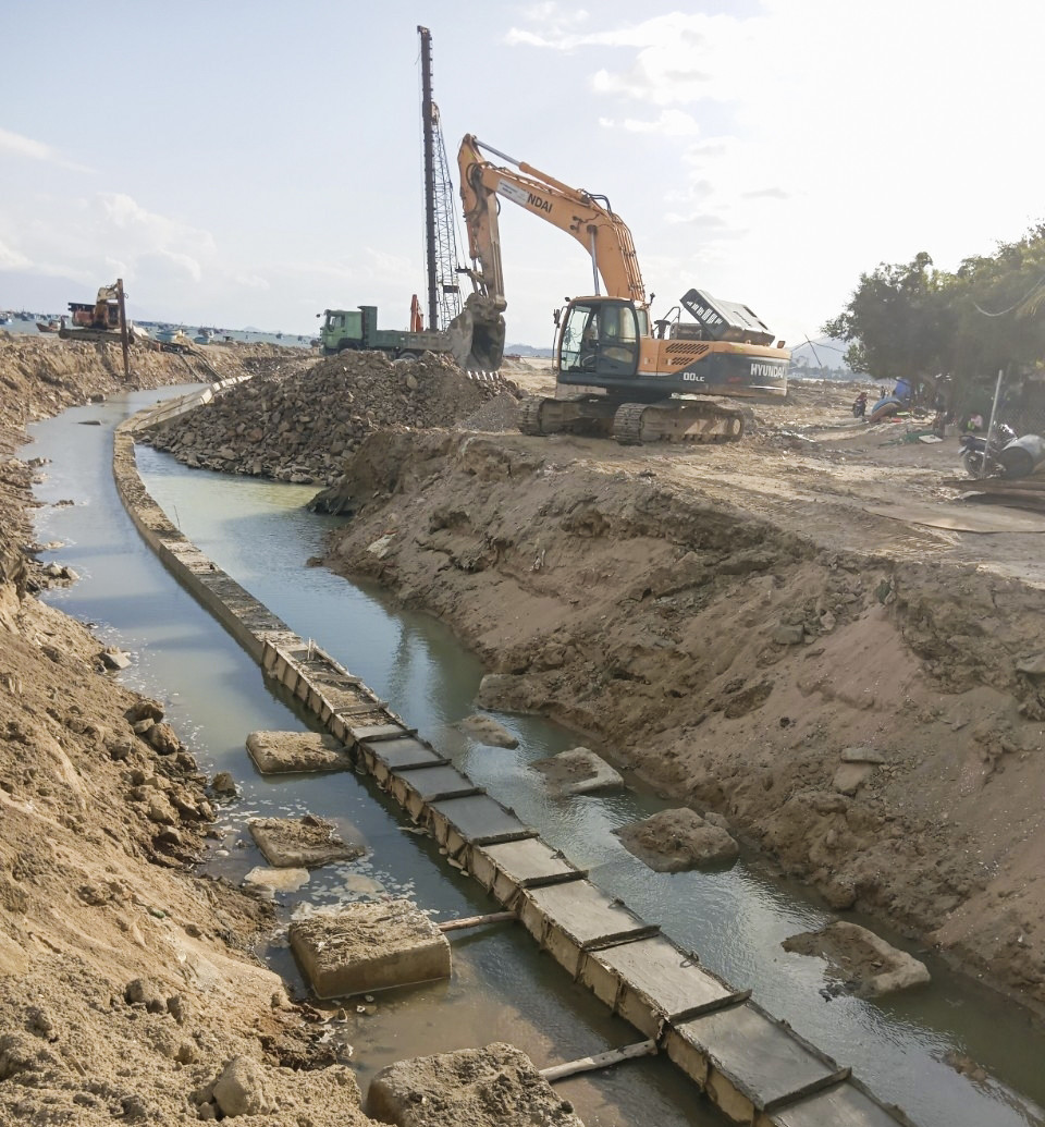 Thi công kè bờ biển thị trấn Vạn Giã (giai đoạn 2).