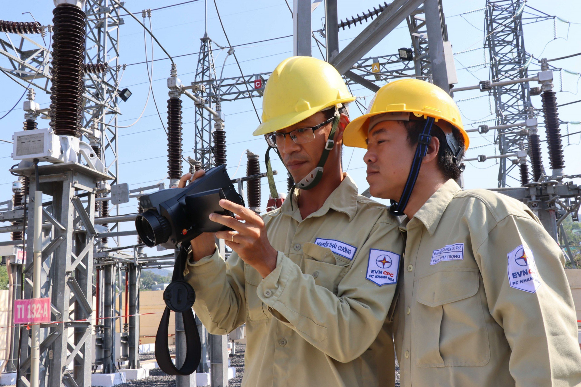 Kiểm tra hệ thống lưới điện bằng máy đo kỹ thuật số.