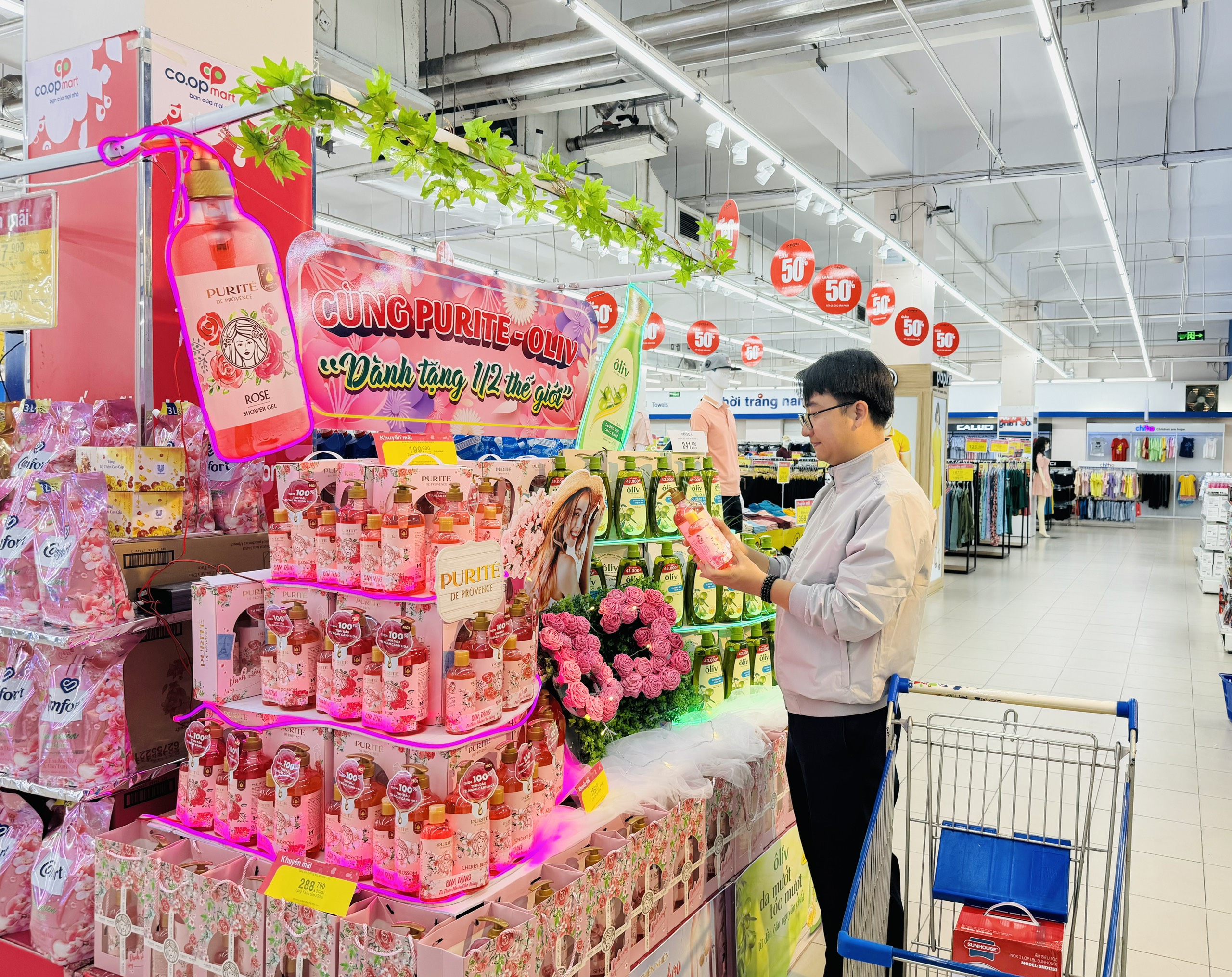 Một khách hàng nam mua quà tại Siêu thị Co.opmart Nha Trang