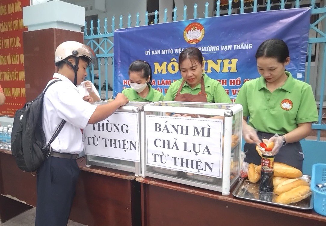 Một người dân ủng hộ kinh phí hoạt động của mô hình