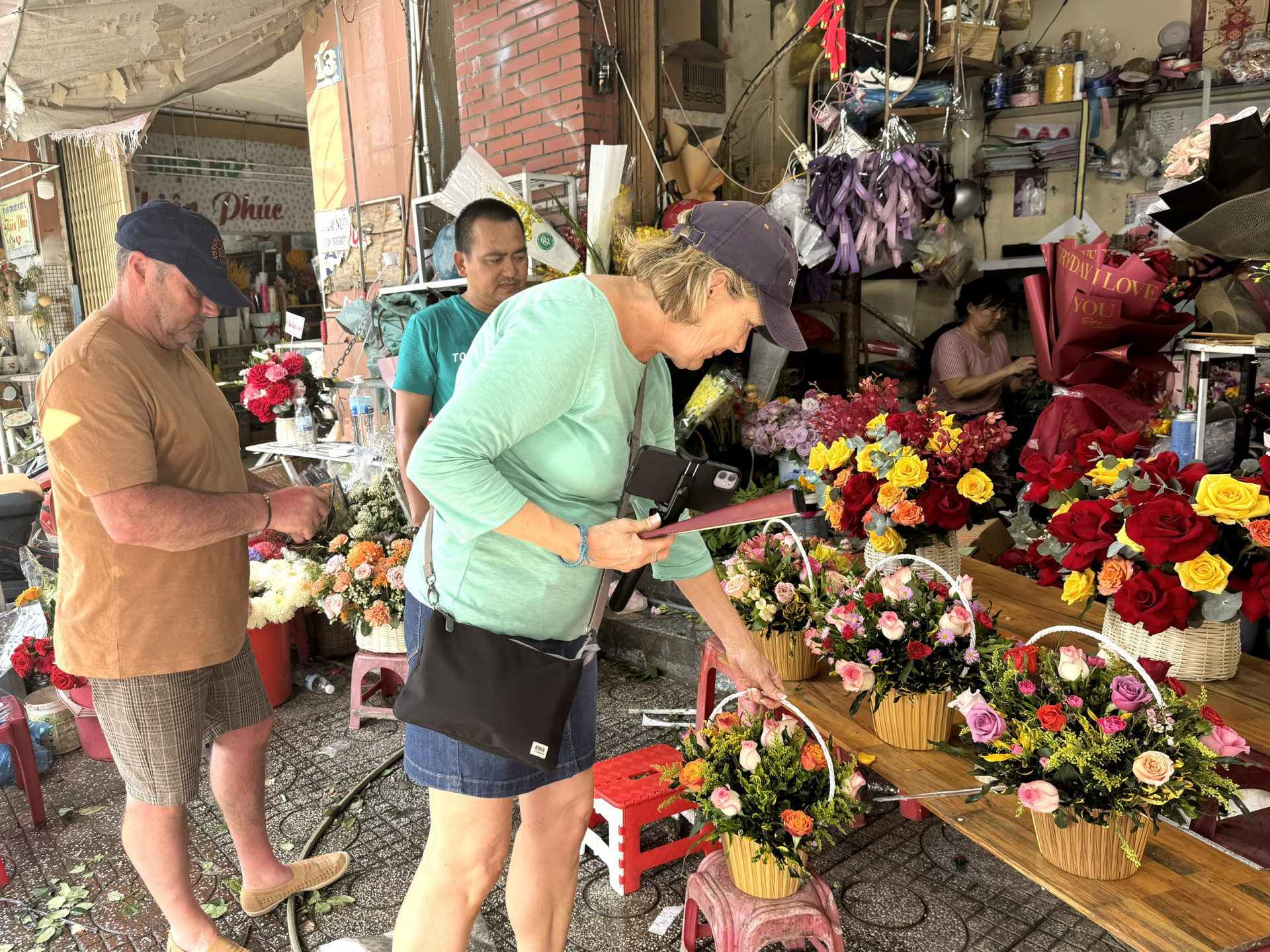 Một nữ du khách chọn mua hoa