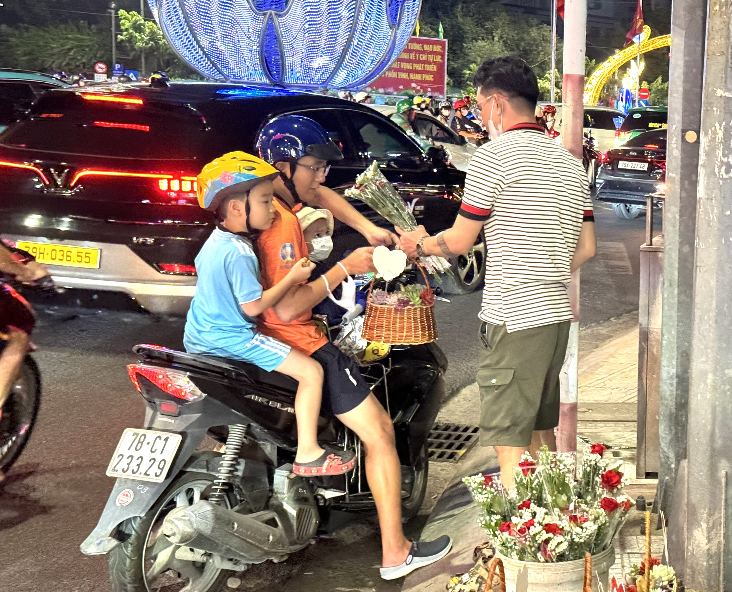 Một số người trảnh thủ bán hoa bên lề đường kiếm thêm thu nhập