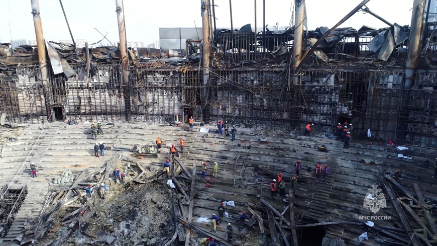 Các thành viên của Bộ Tình trạng khẩn cấp Nga và các công nhân dọn dẹp các mảnh vỡ bên trong nhà hát Crocus City Hall. Ảnh: Reuters

