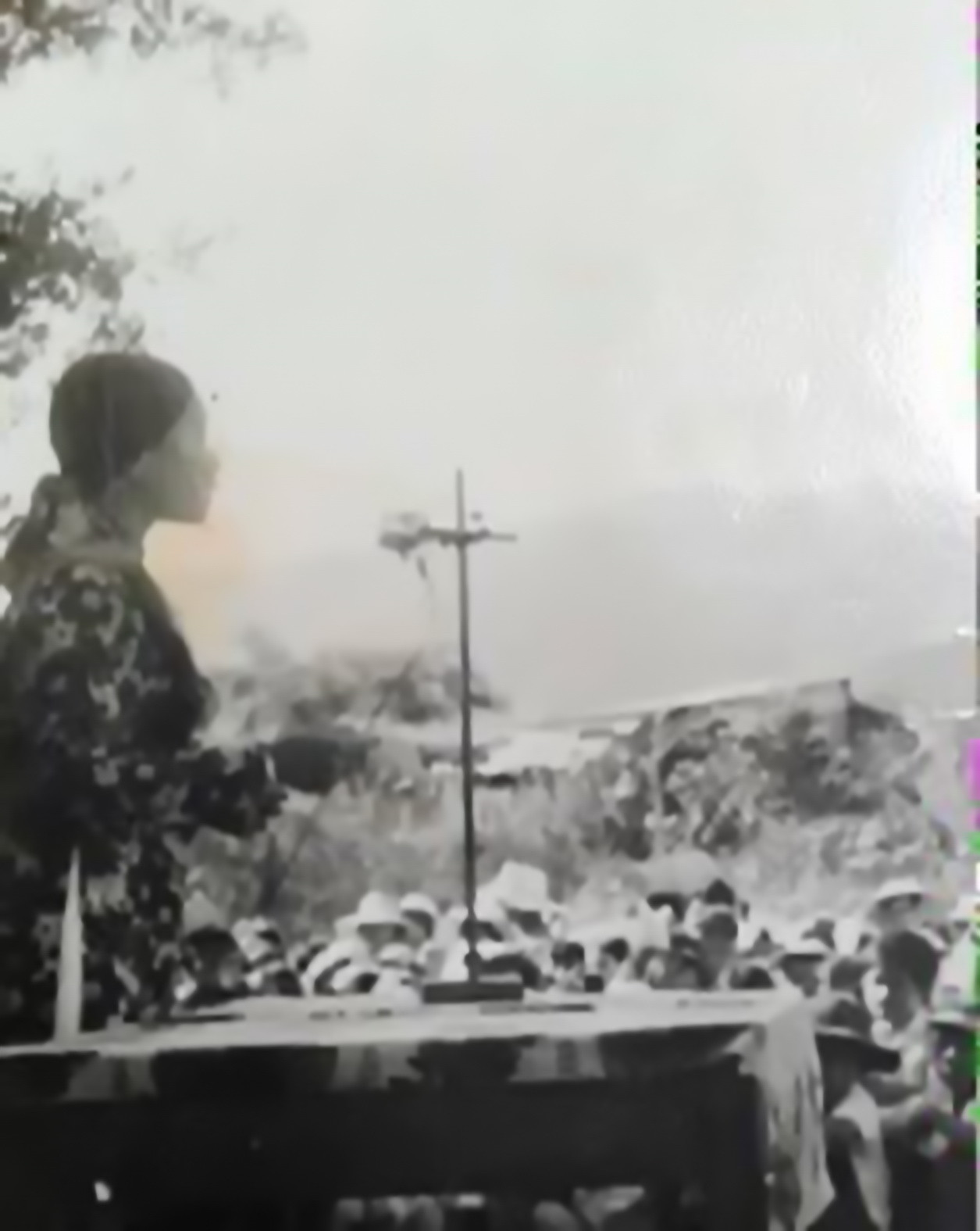 Ngày khai giảng đầu tiên 
của Trường Phổ thông cơ sở Ninh Ích, năm 1977.