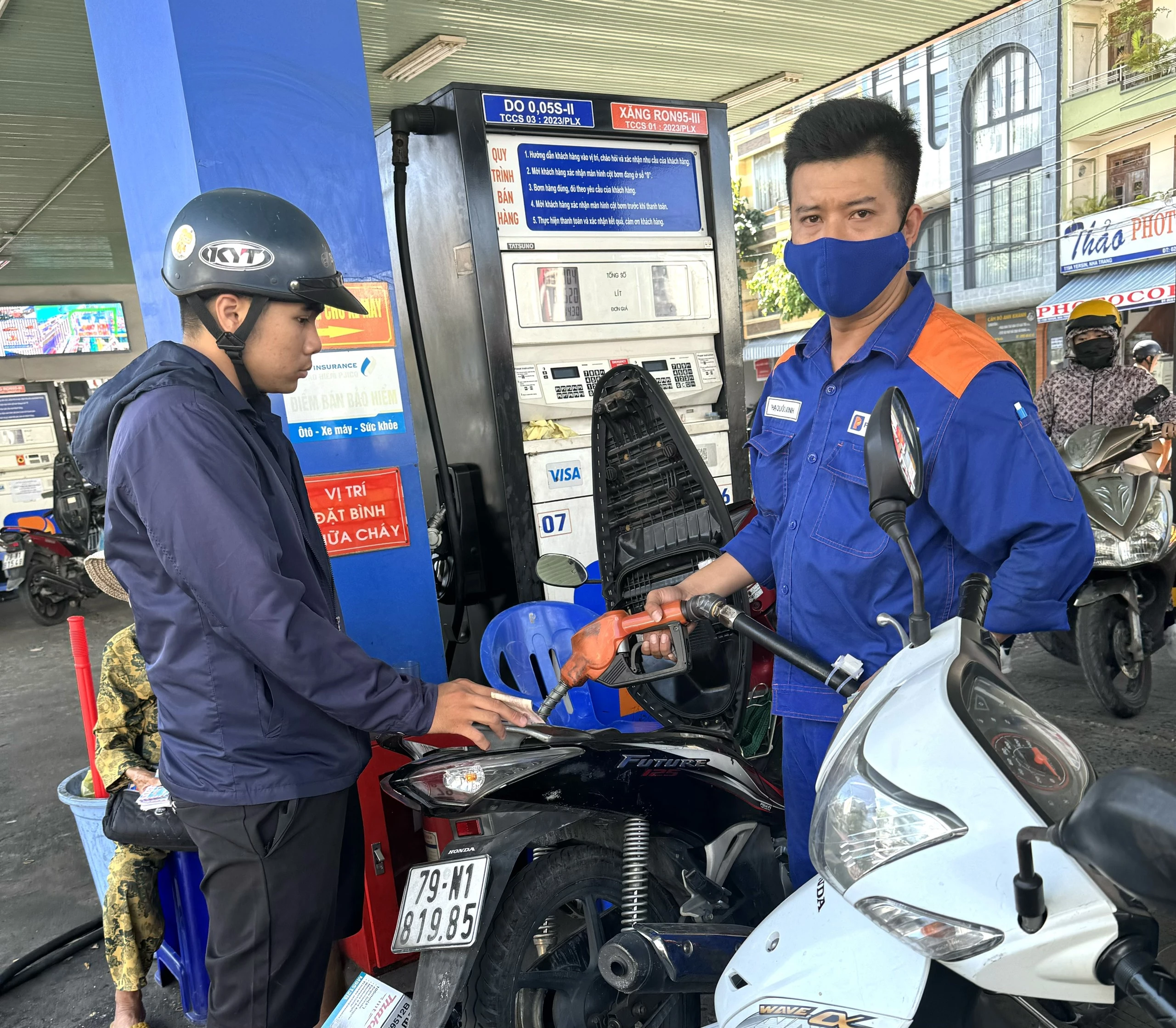 Giá xăng tăng, dầu giảm