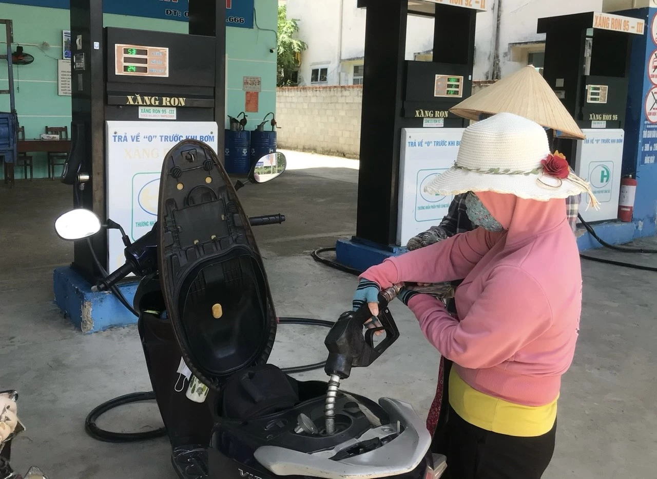 Người dân đổ xăng tại một cửa hàng trên tuyến Tỉnh lộ 8, Khánh Vĩnh