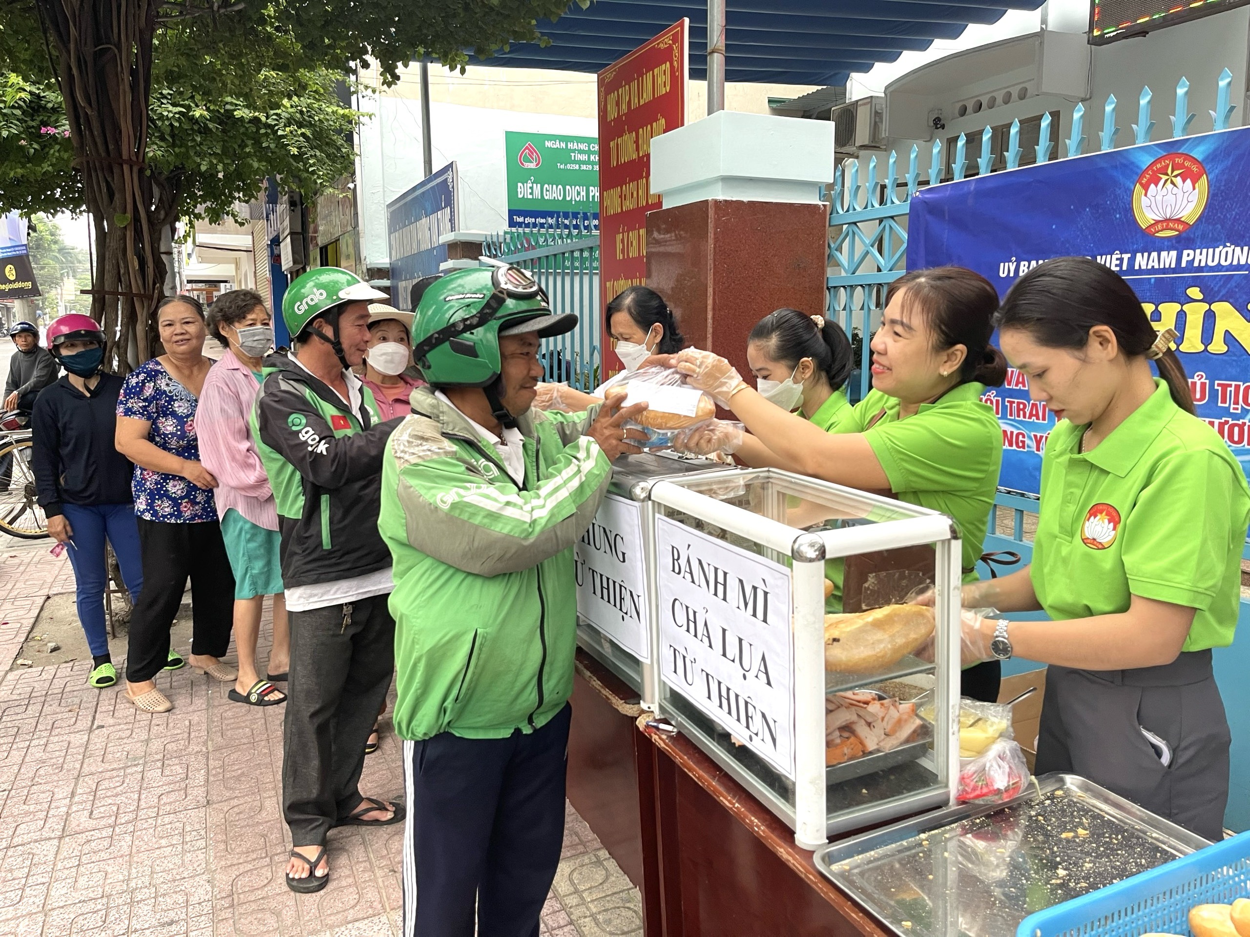 Trao 150 suất bánh mì chả và nước uống cho người lao động nghèo