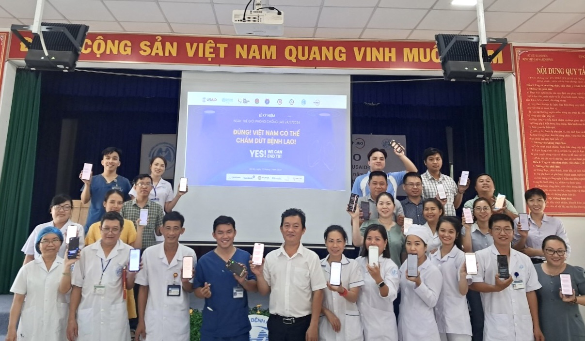 Tập thể cán bộ, công nhân viên chức Bệnh viện Lao và Bệnh phổi nhắn tin ủng hộ Quỹ PASTB.