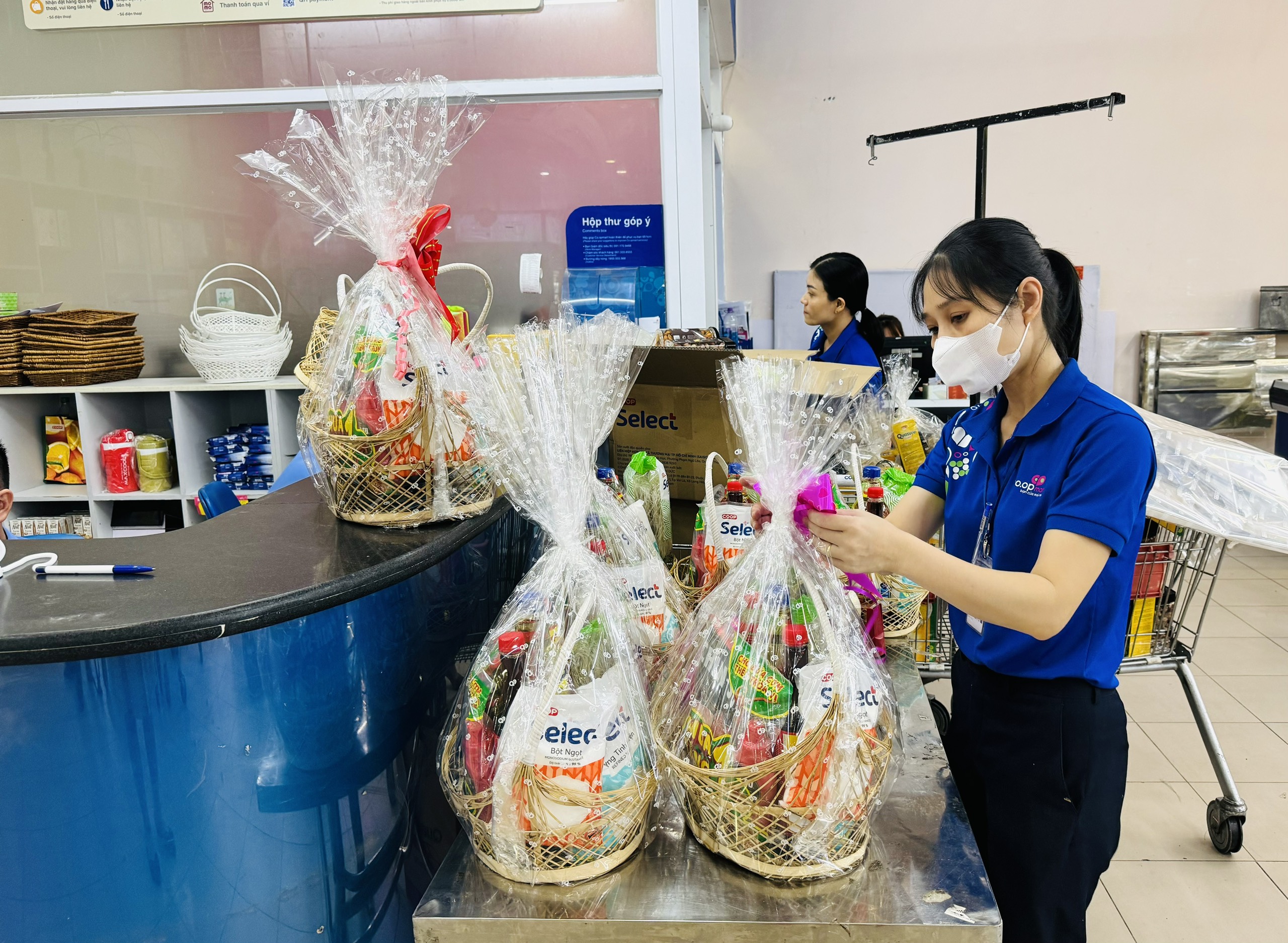 Nhân viên Siêu thị Co.opmart Nha Trang gói quà chuẩn bị giao cho khách